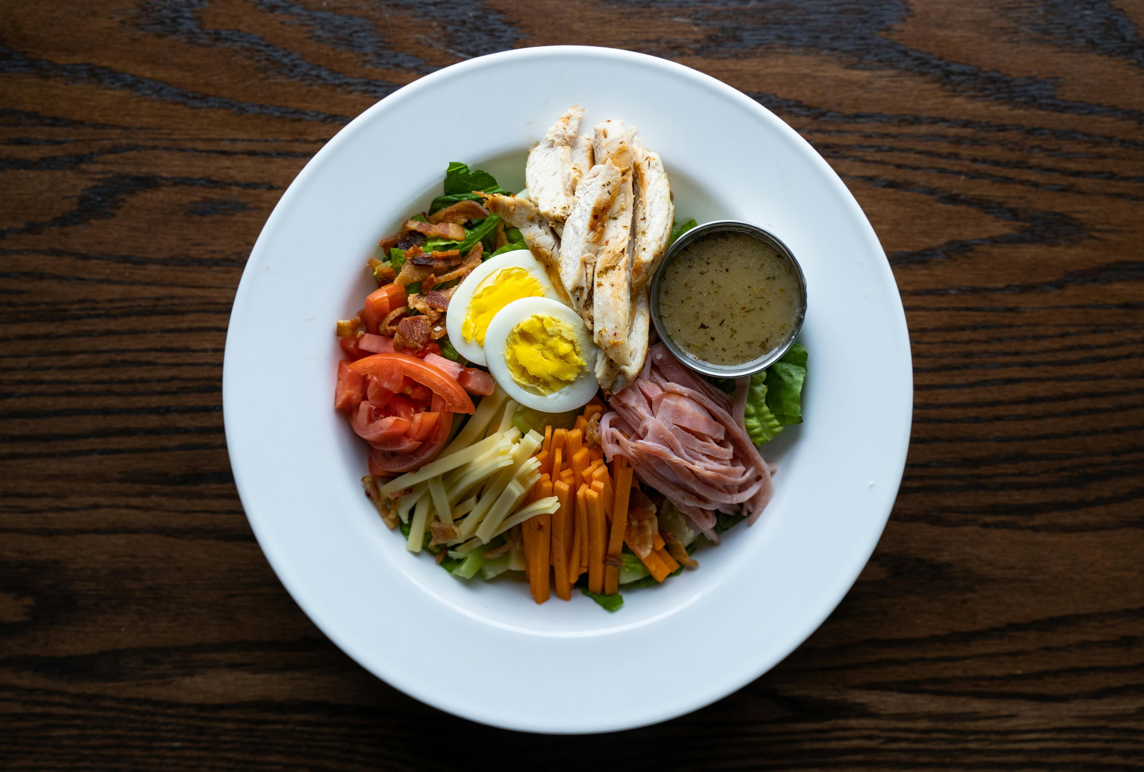 Salată Cobb cu pui la grătar: rețetă americană adaptată pentru români