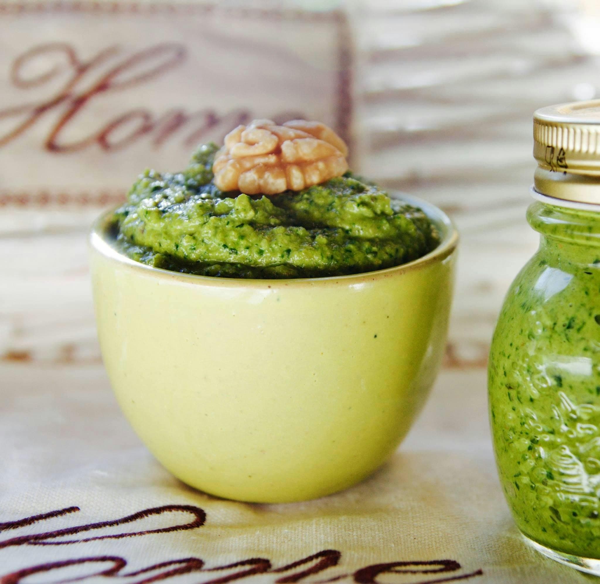 Cum faci pesto verde de casă: rețeta clasică și 3 variante creative