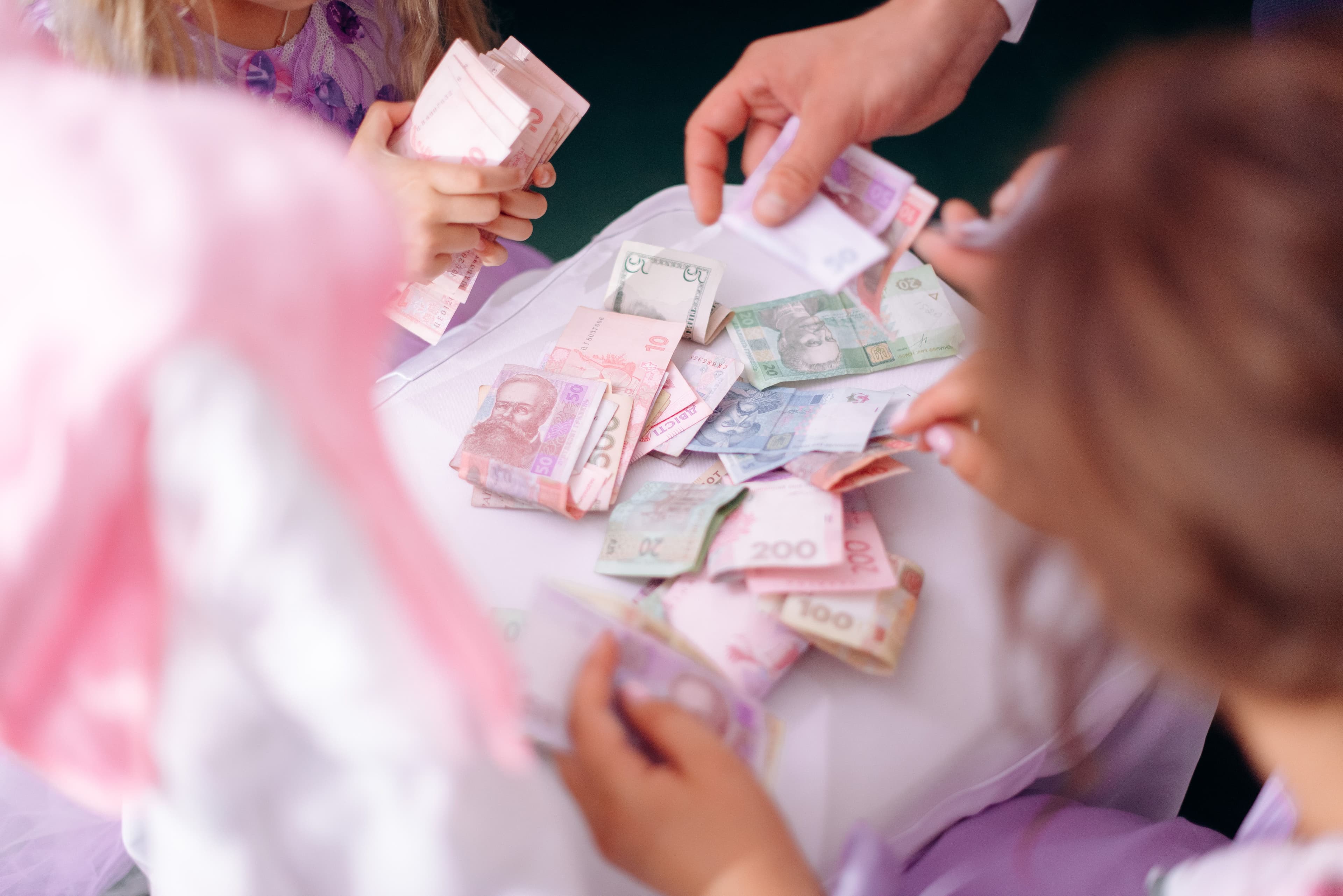 Cum să vorbești despre bani cu partenerul înainte de a vă muta împreună