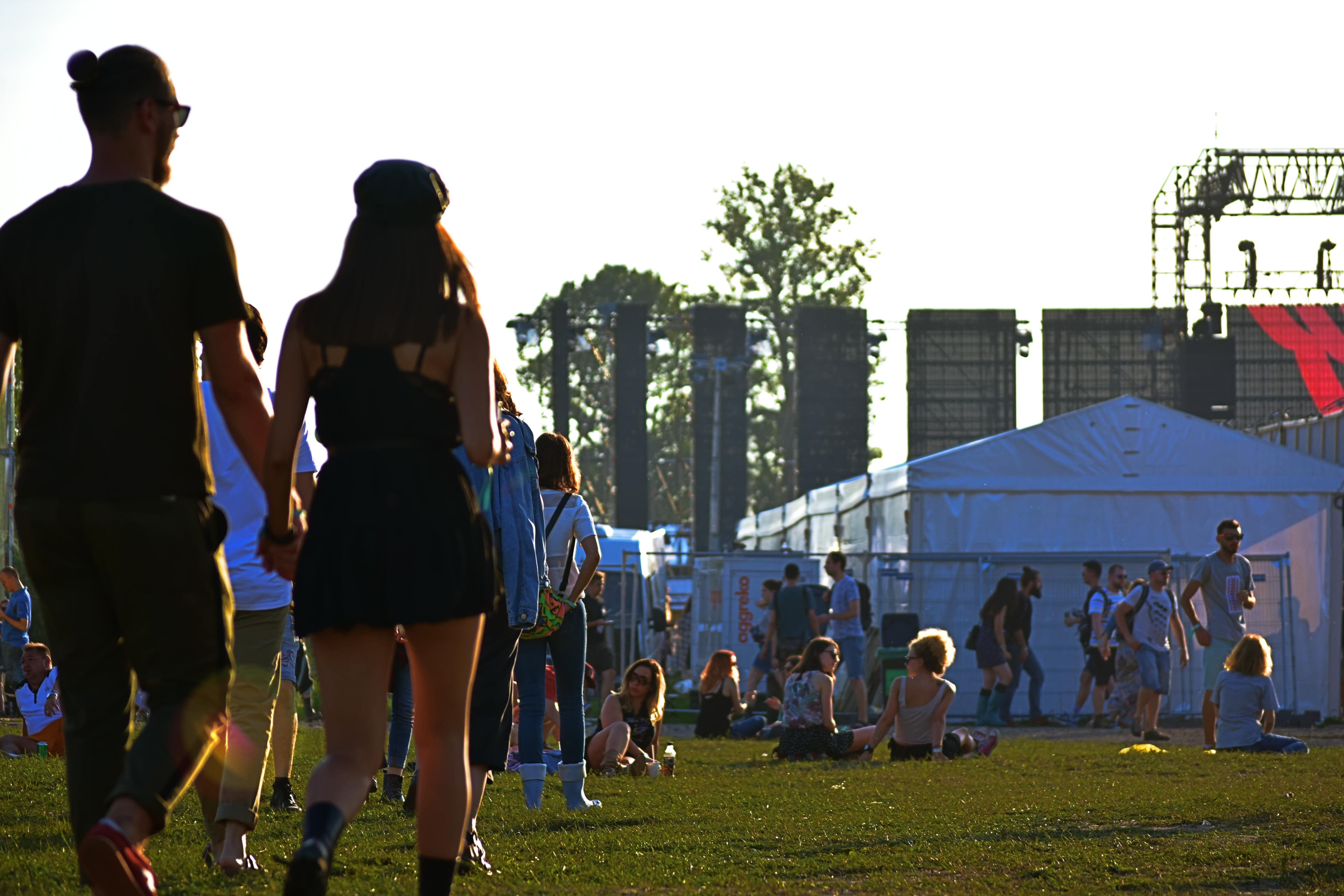 Cum să te îmbraci la un festival în România vara 2026: sfaturi și inspirație