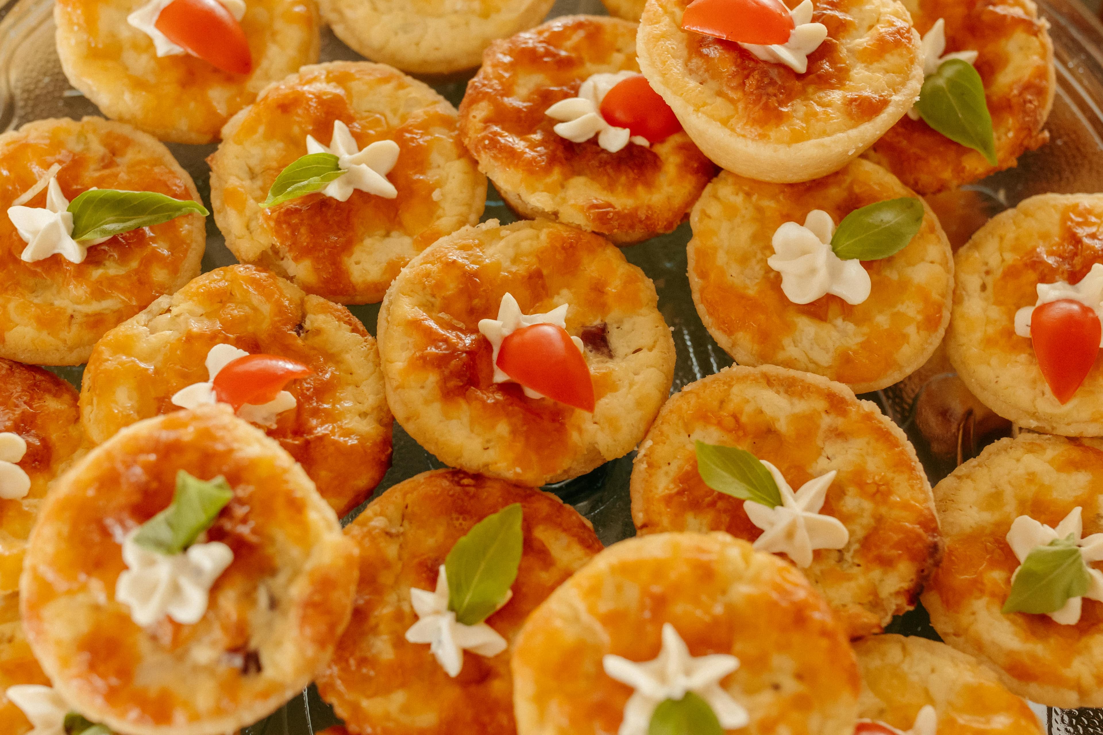 Cum faci mini quiche cu brânză și spanac: aperitive elegante pentru orice ocazie