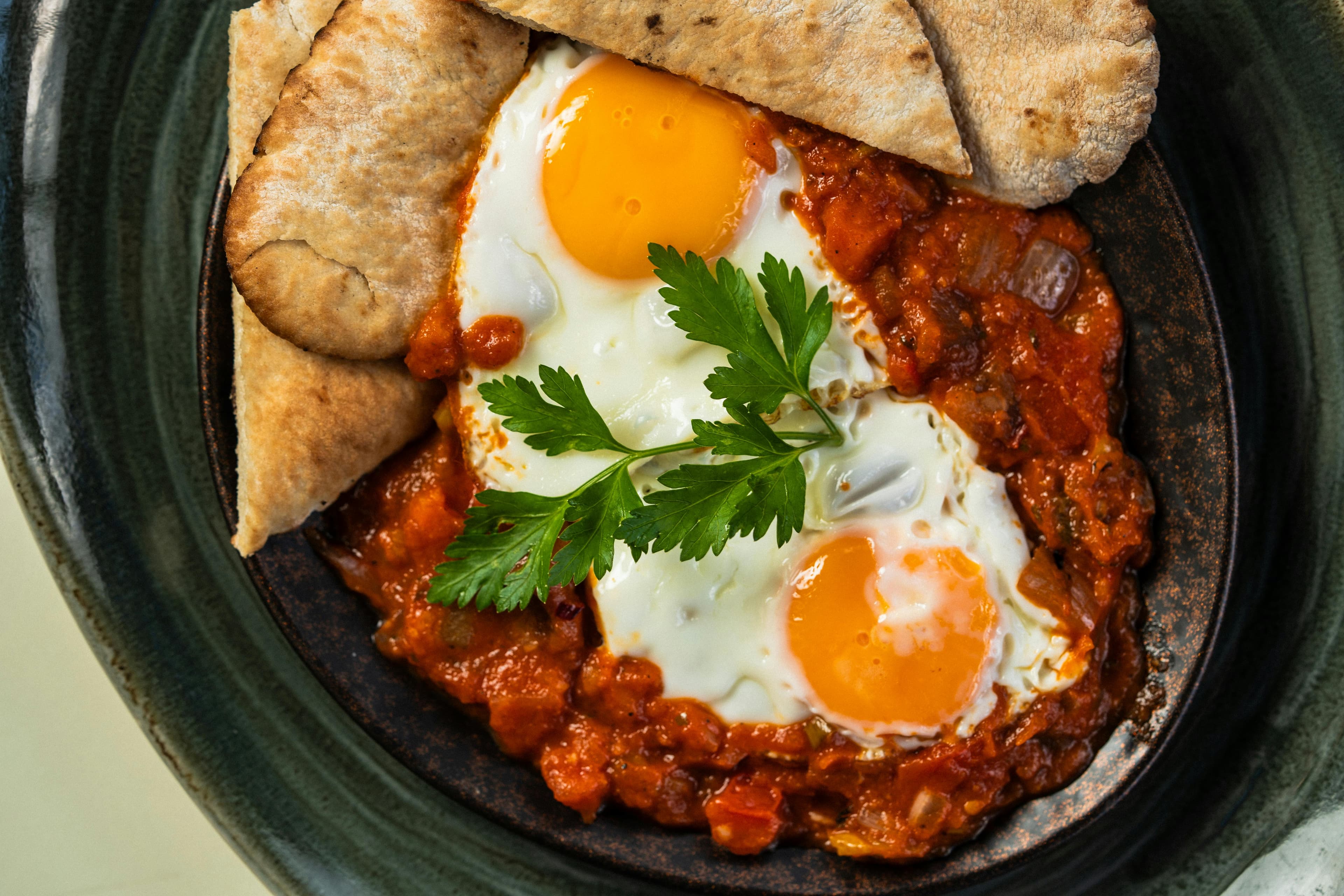 Cum faci shakshuka autentică acasă: ouă în sos de roșii cu condimente