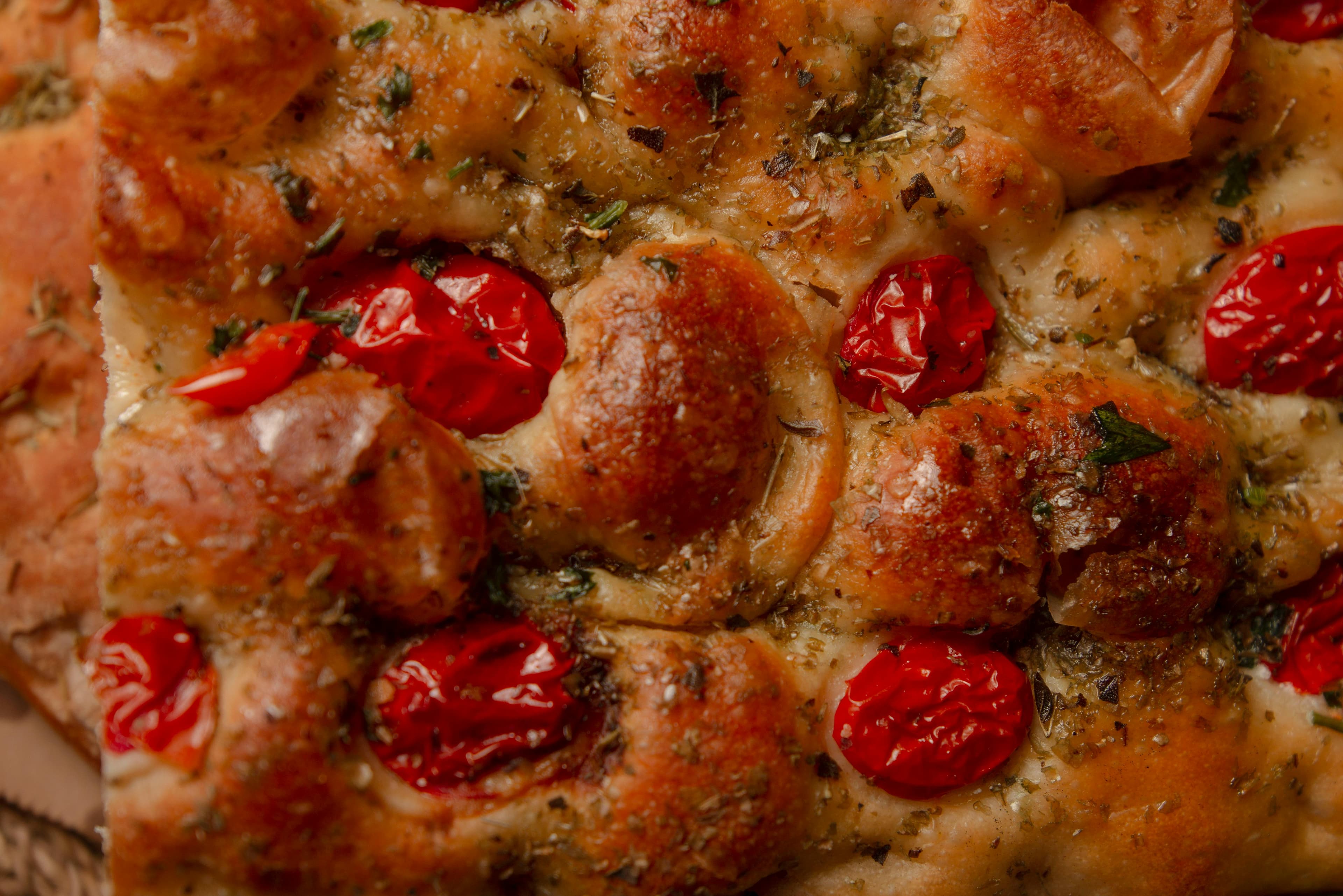 Rețetă de focaccia cu rozmarin și roșii cherry: pâine italiană ușor de făcut