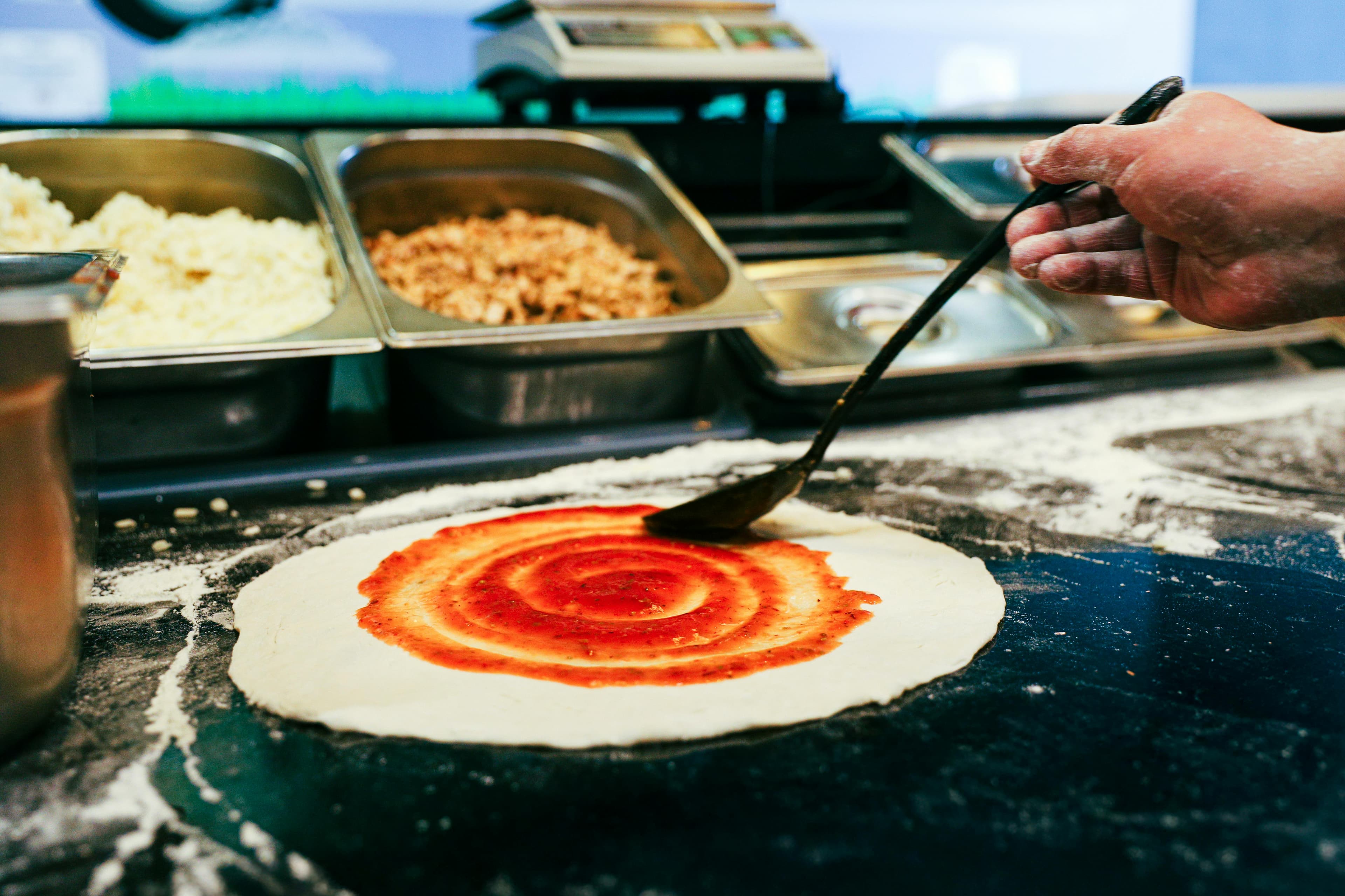 Pizza de casă cu aluat pufos: rețeta simplă pe care o faci cu copiii