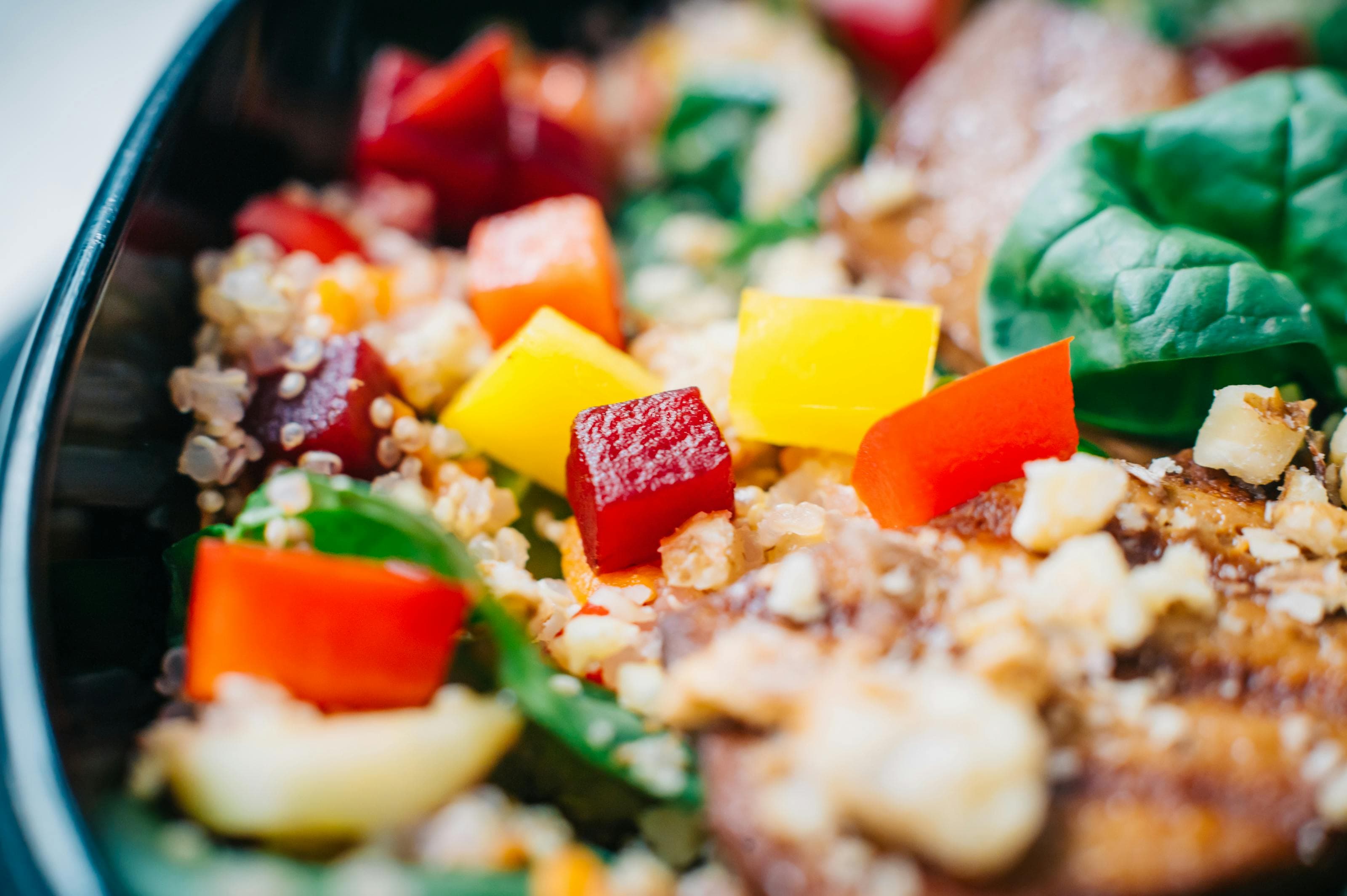 Salată de quinoa cu legume coapte și feta: rețetă proteică pentru prânz