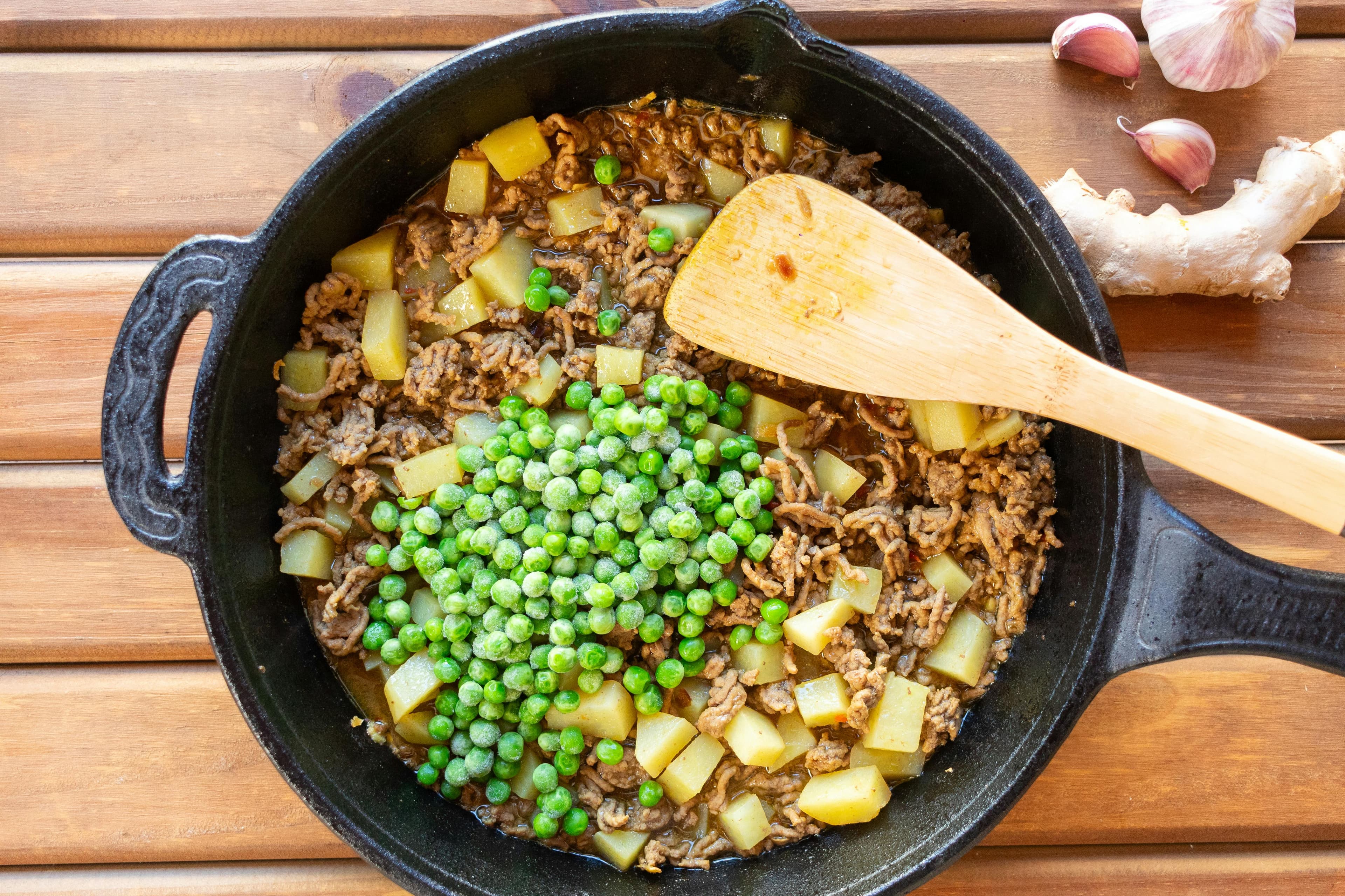 Mâncare de mazăre verde cu carne: rețeta clasică românească actualizată