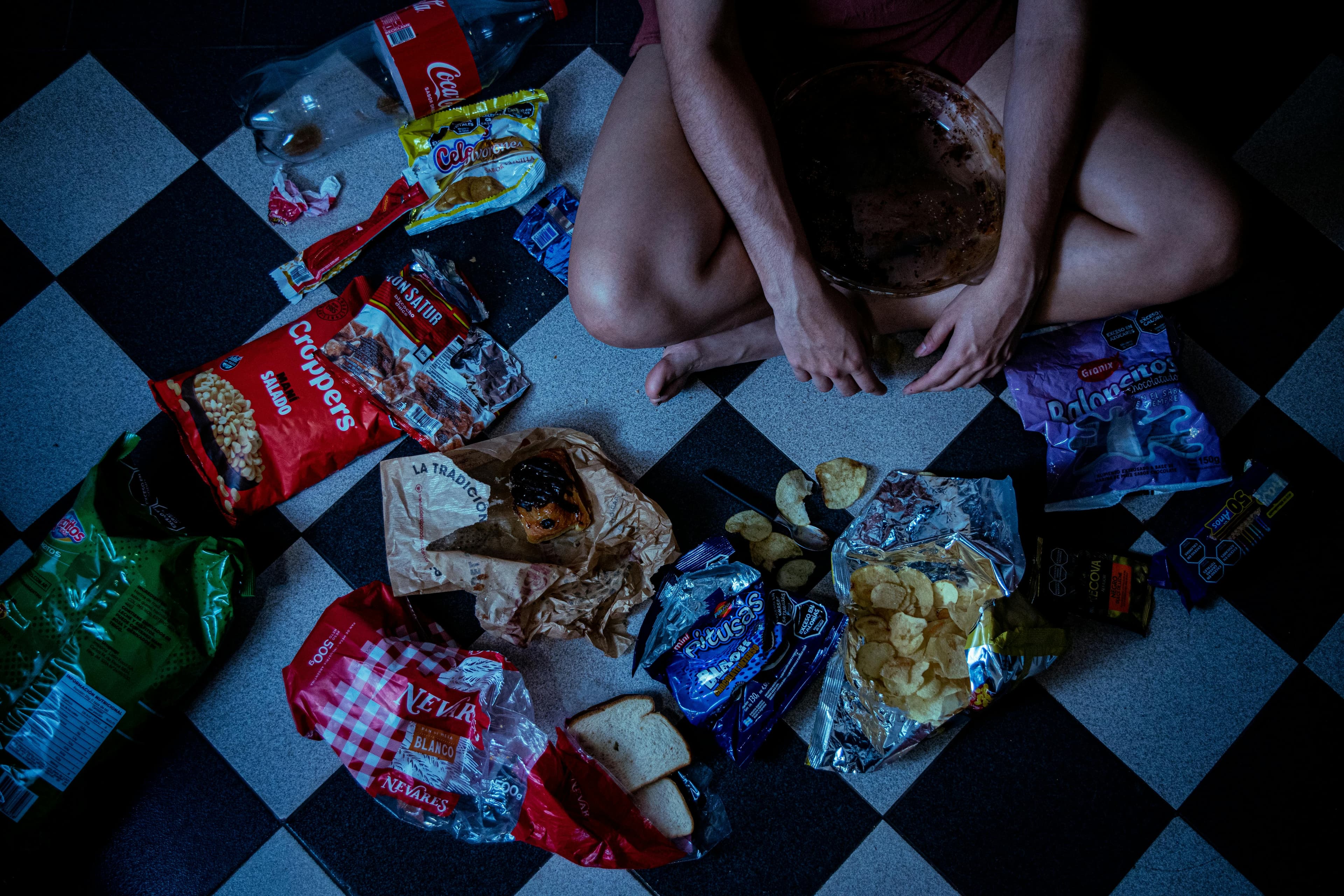 Alimentele ultraprocesuate în dieta românilor: ce consumăm cel mai des și impactul