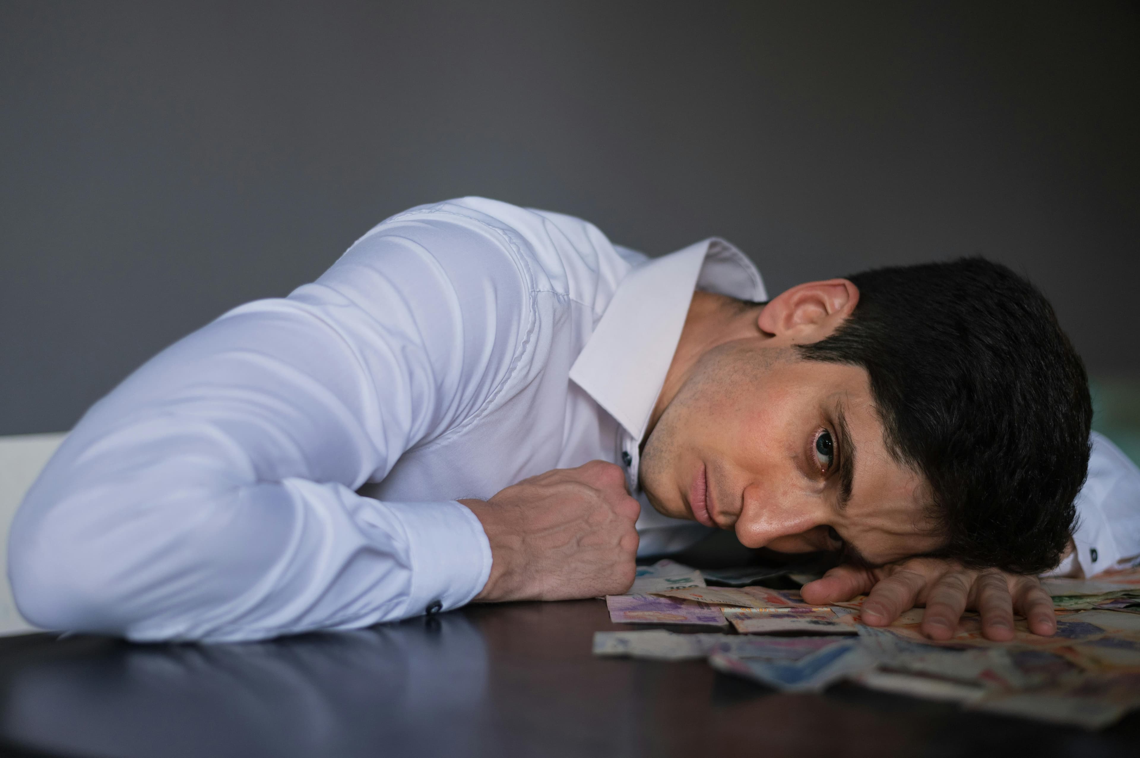 Efectele stresului financiar asupra sănătății fizice: ce spun cercetările