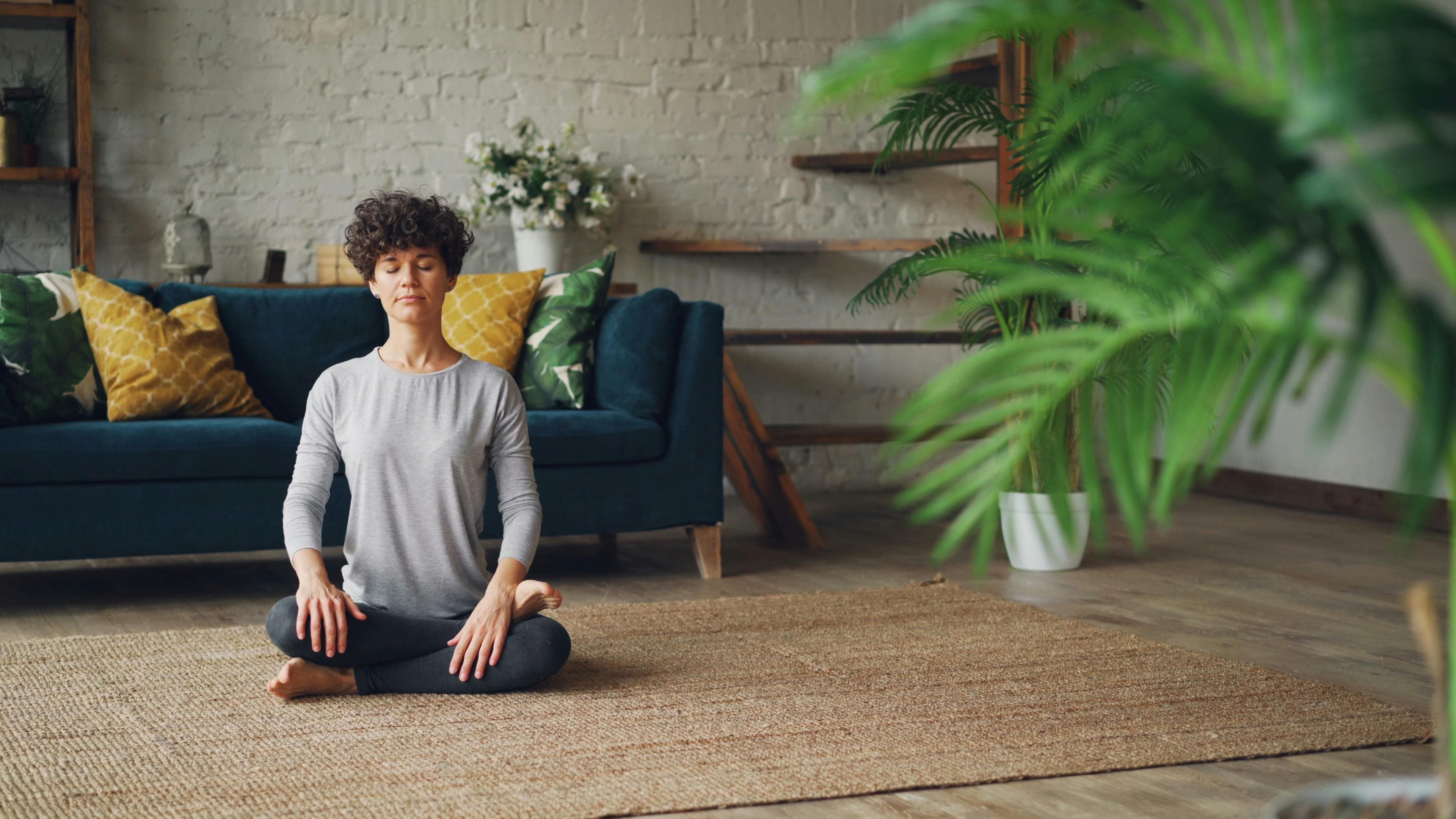 Cum să trăiești mai prezent: practici mindfulness pentru viața de zi cu zi