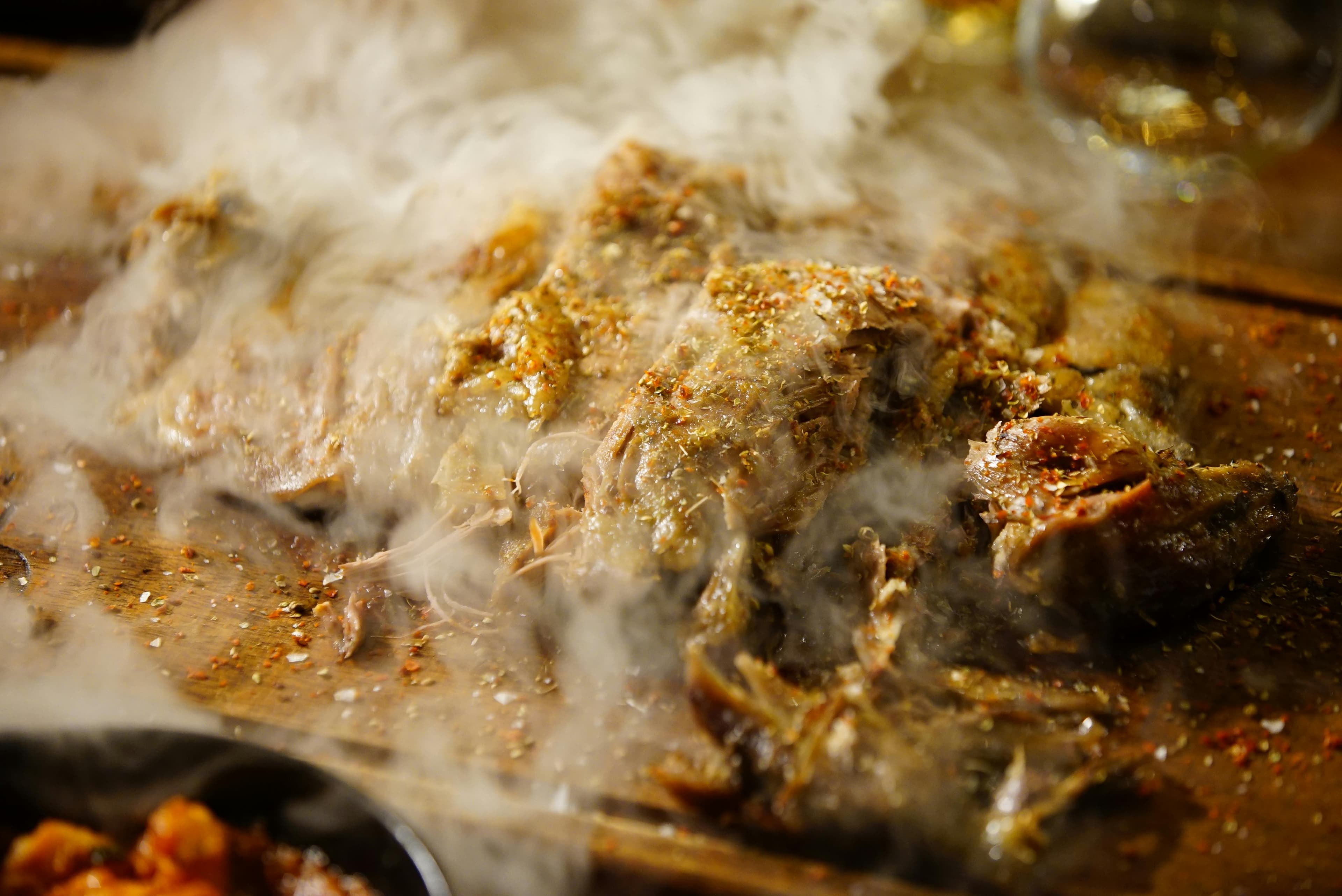 Cum faci carne la slow cooker: 3 rețete delicioase pentru weekday