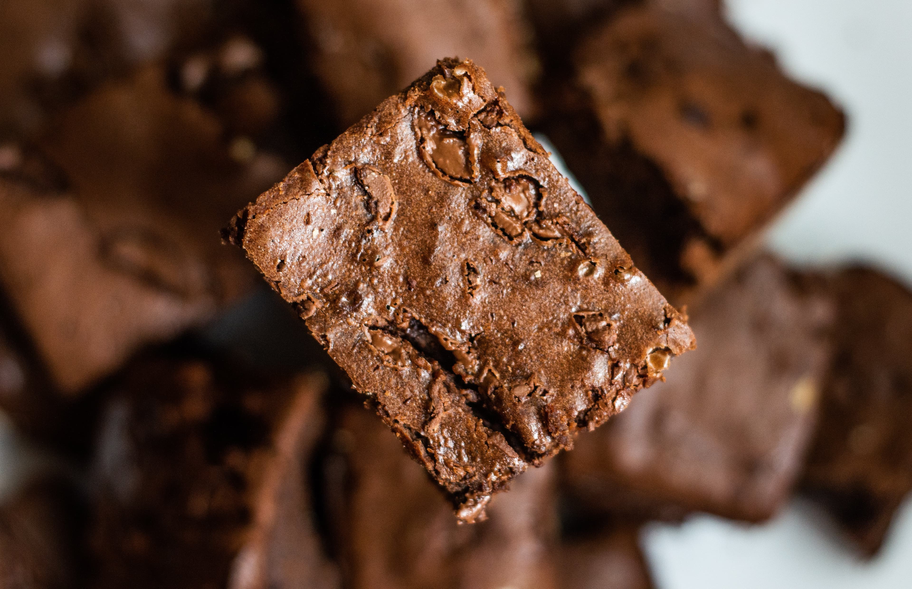 Rețetă de brownie umed cu ciocolată neagră: textura fudgy garantată