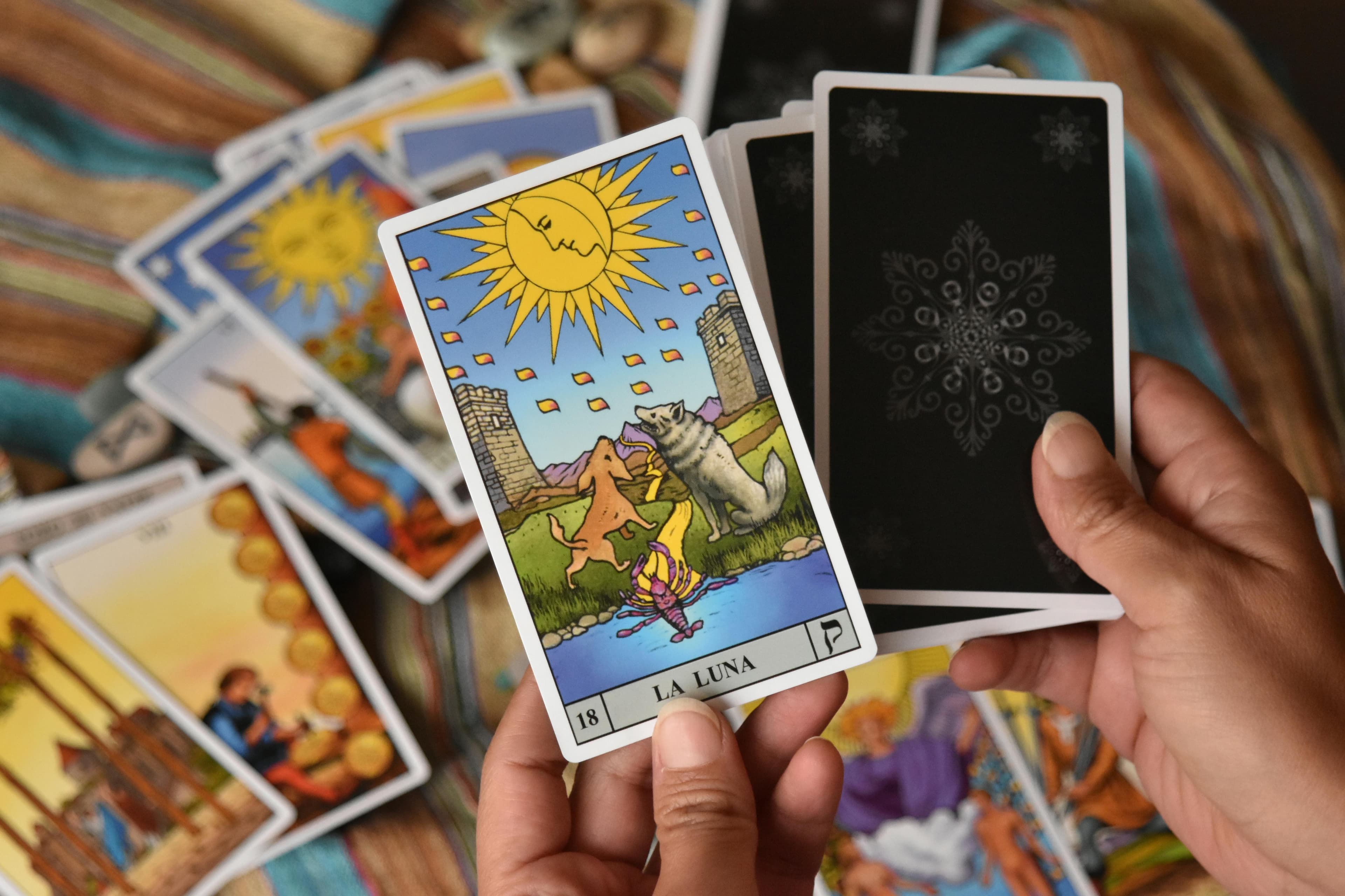 Cum să faci o lectură de tarot simplă pentru luna mai 2026: ghid pas cu pas