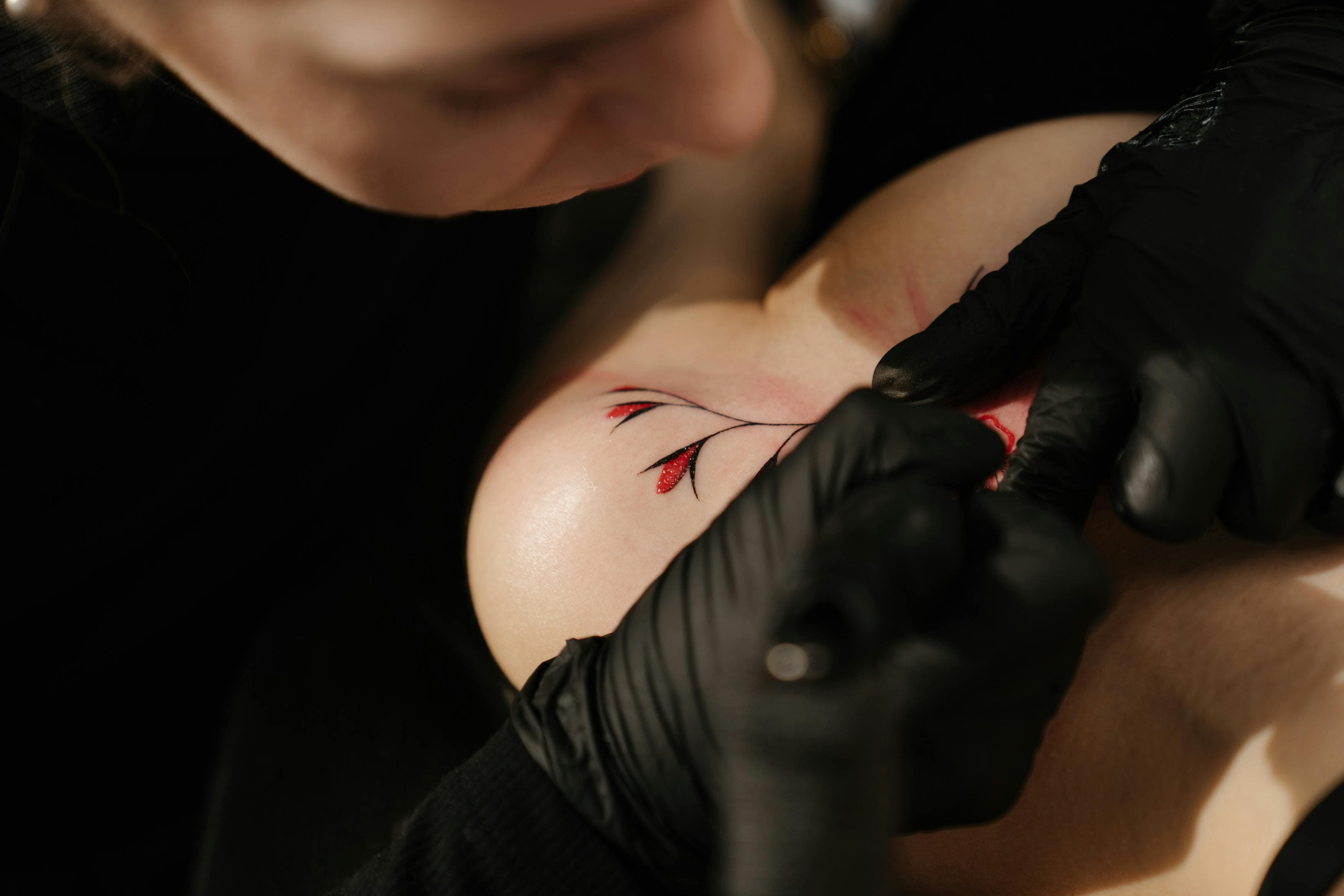 Trenduri în tatuaje fine în România în 2026: ce aleg femeile acum