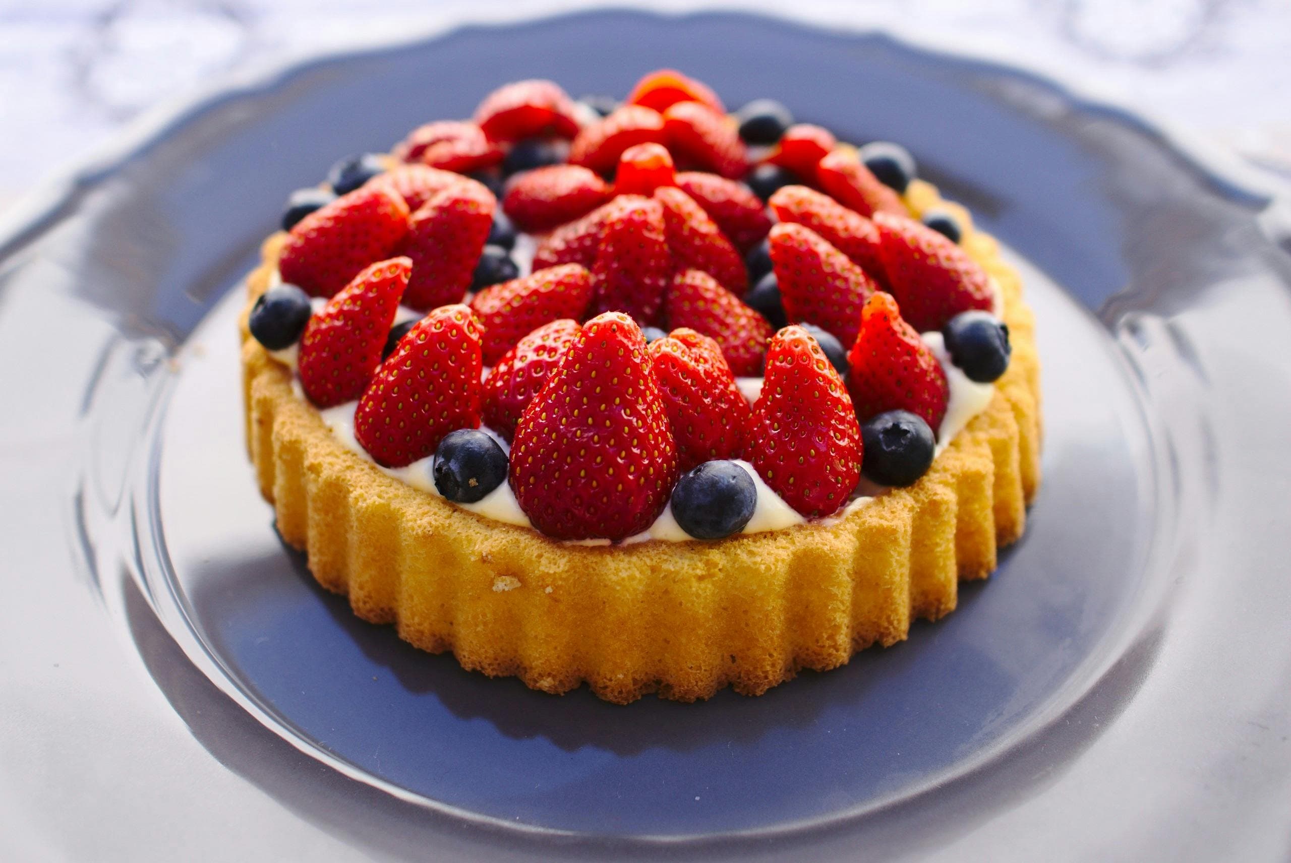 Tarte cu cremă de vanilie și fructe de sezon: desert elegant și rapid