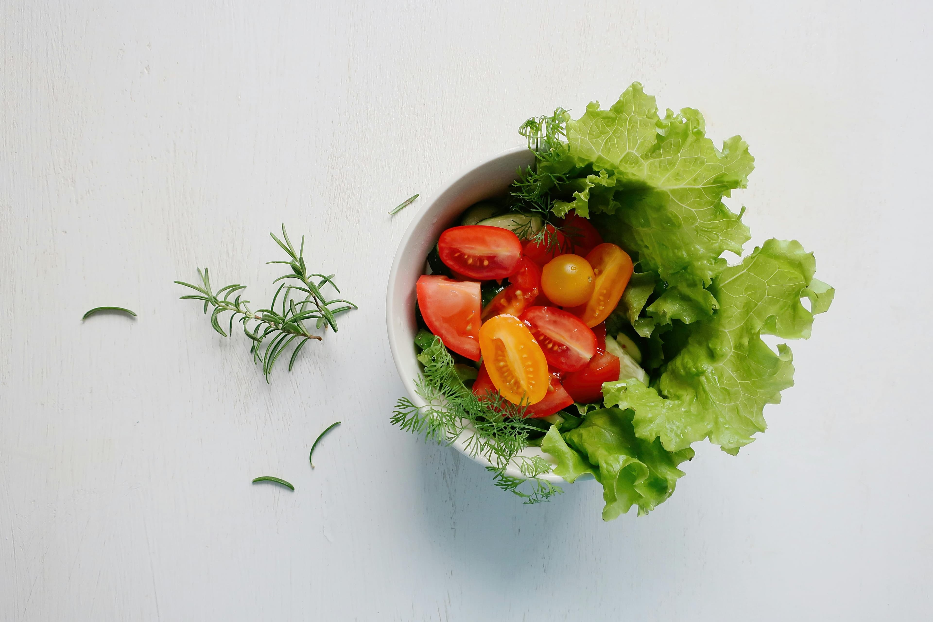 Salată de fasole verde cu usturoi și roșii cherry: rețetă de sezon