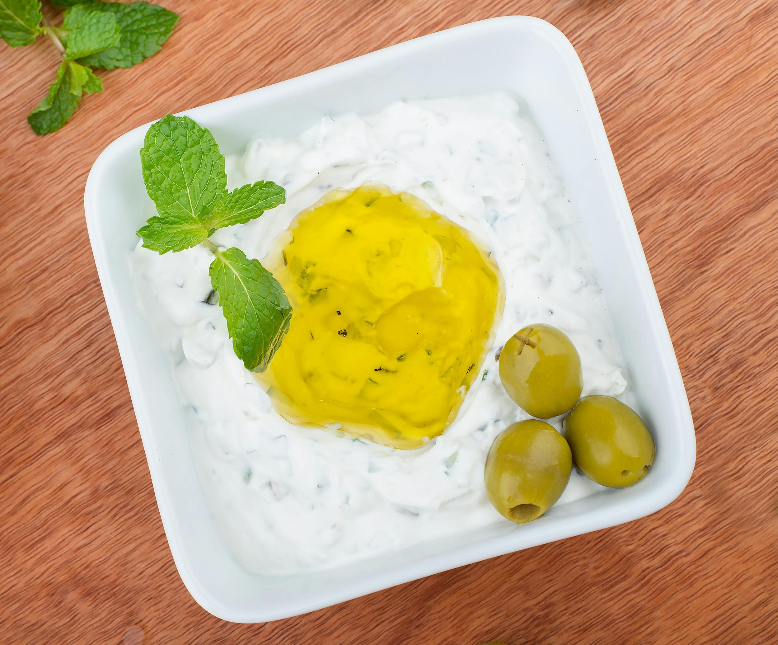 Cum faci cel mai bun tzatziki de casă: rețetă simplă cu iaurt gros