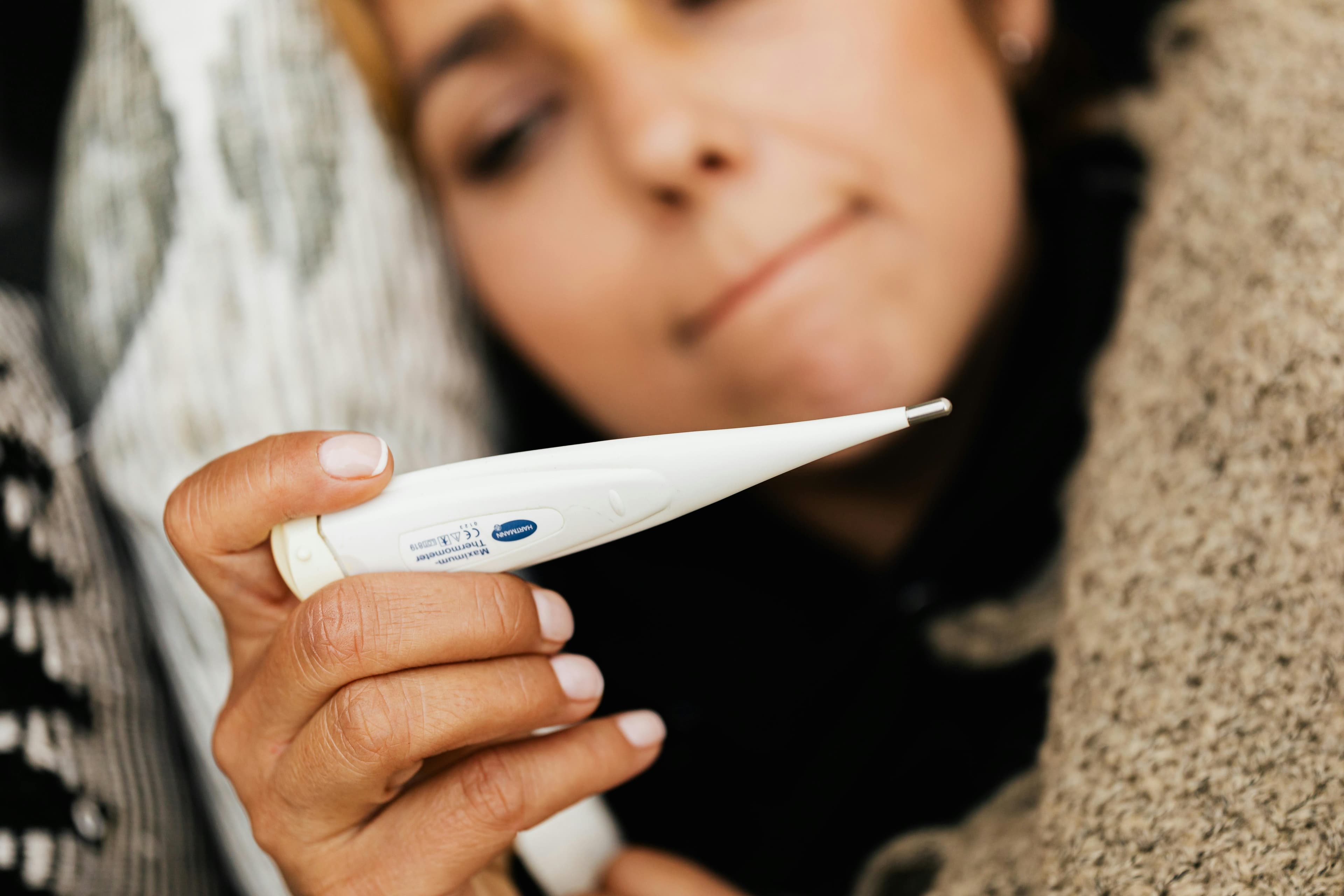 Menopauza timpurie în România: simptome, cauze și opțiuni de tratament