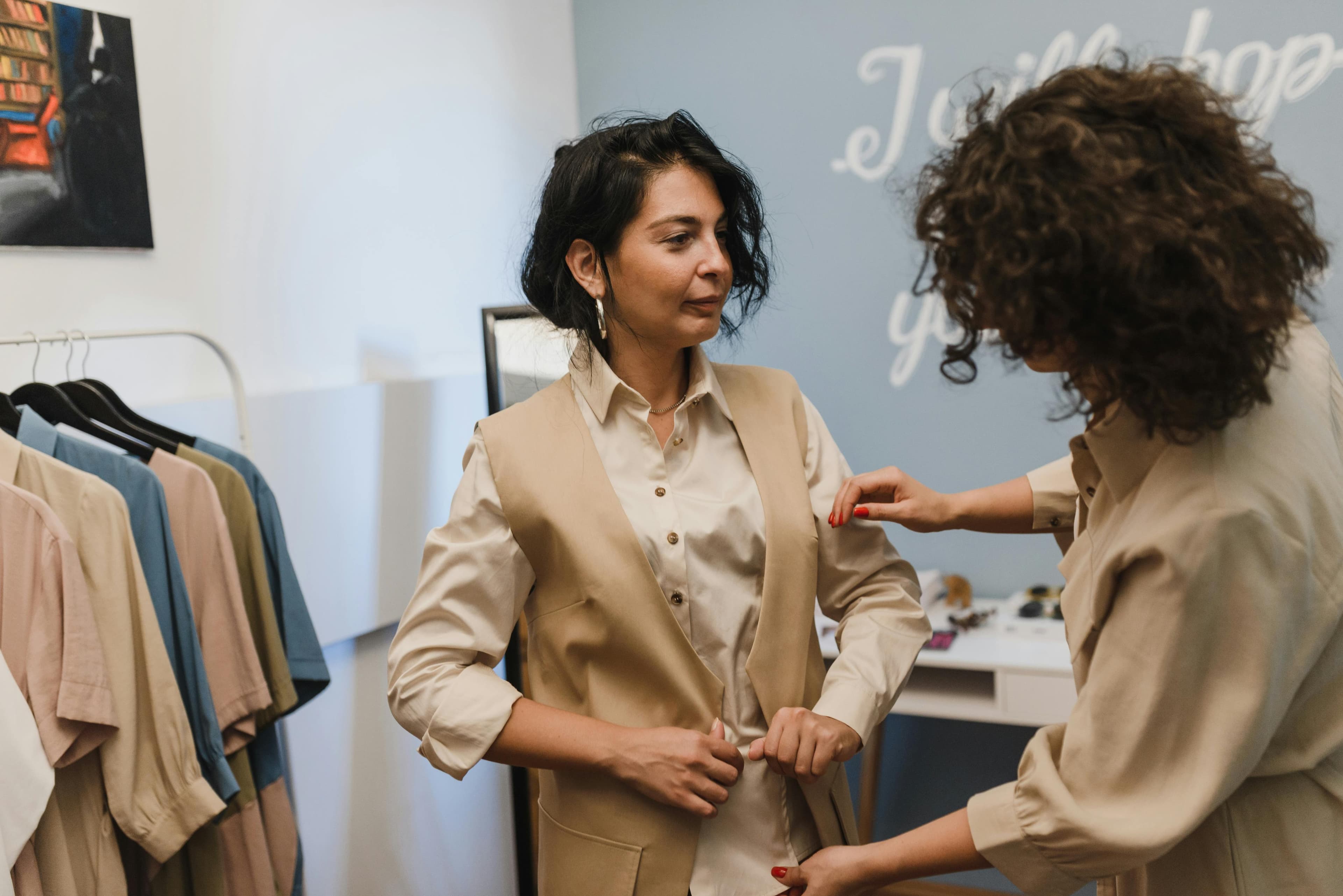 Cum să faci un look elegant cu haine din magazine accesibile din România
