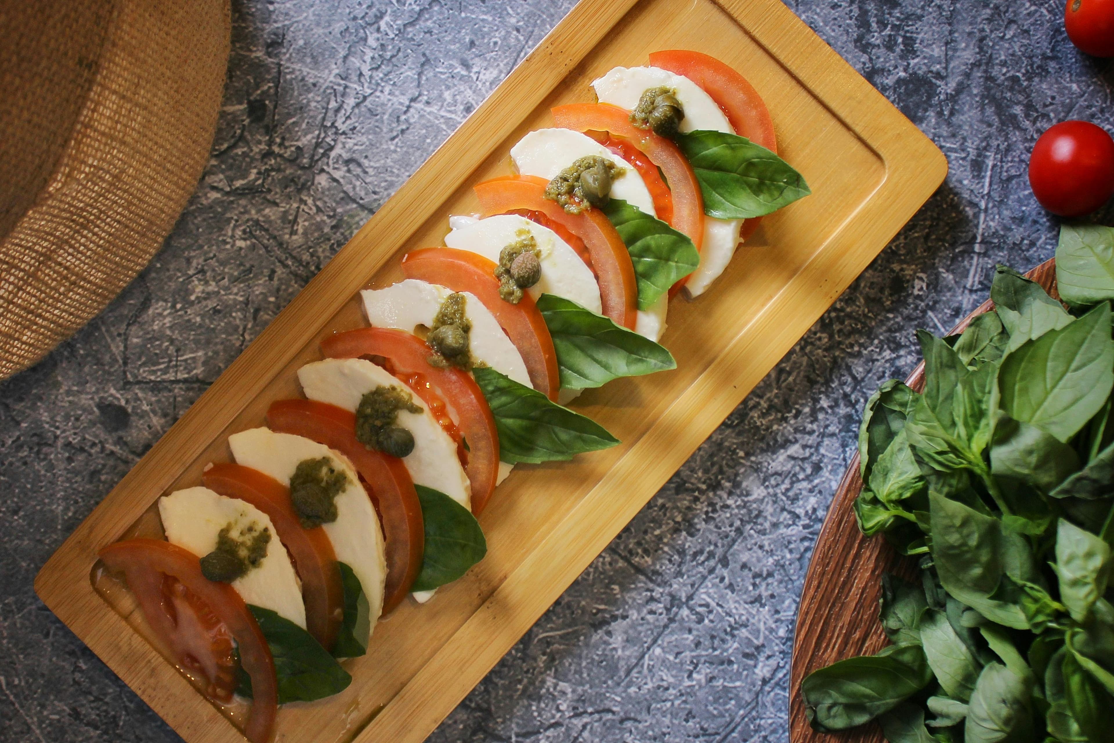 Salată de căpșuni cu mozzarella și busuioc: aperitiv elegant de sezon