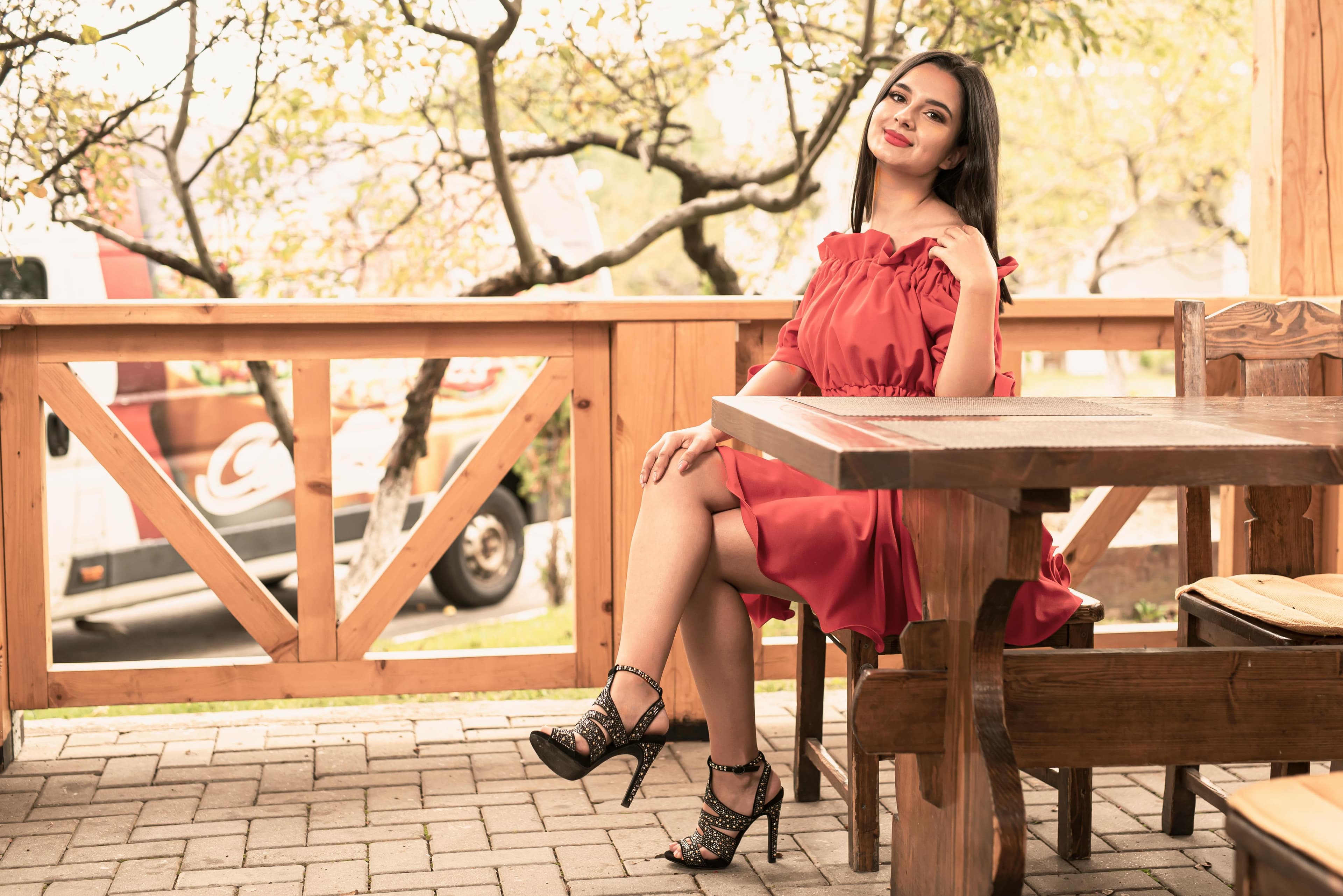 Cum influențează vedetele românești tendințele de modă și beauty ale fanilor