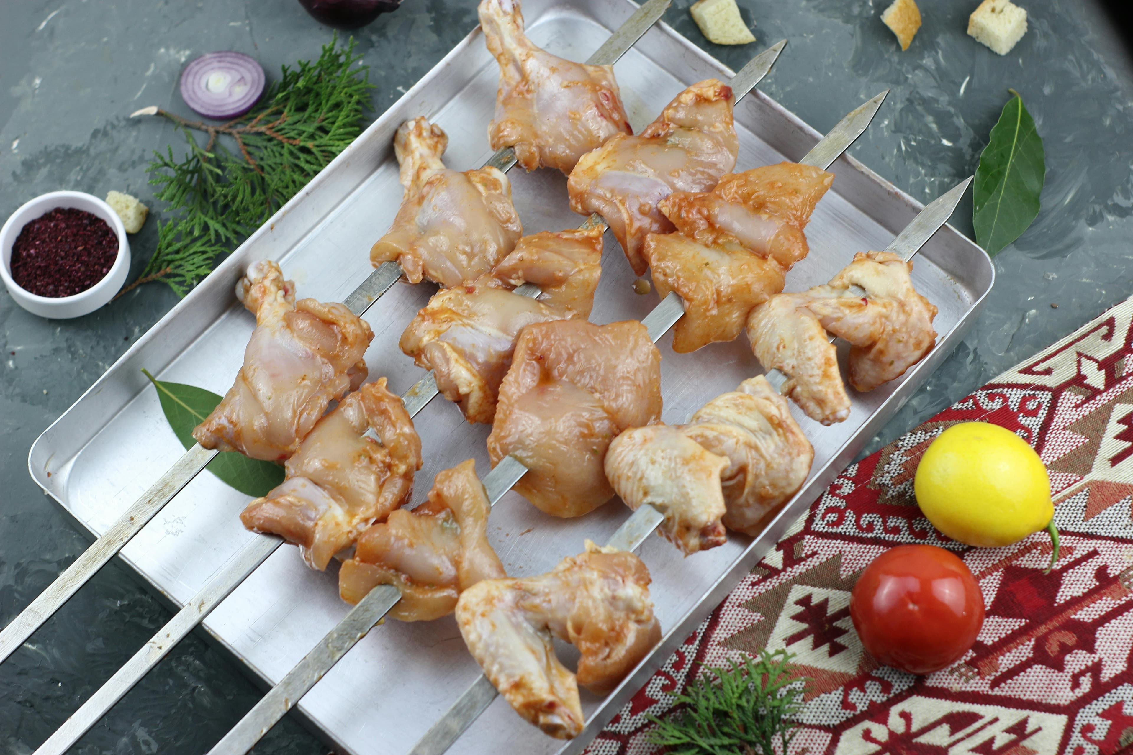 Rețetă de pui la grătar cu marinadă de lămâie și usturoi: 5 ingrediente