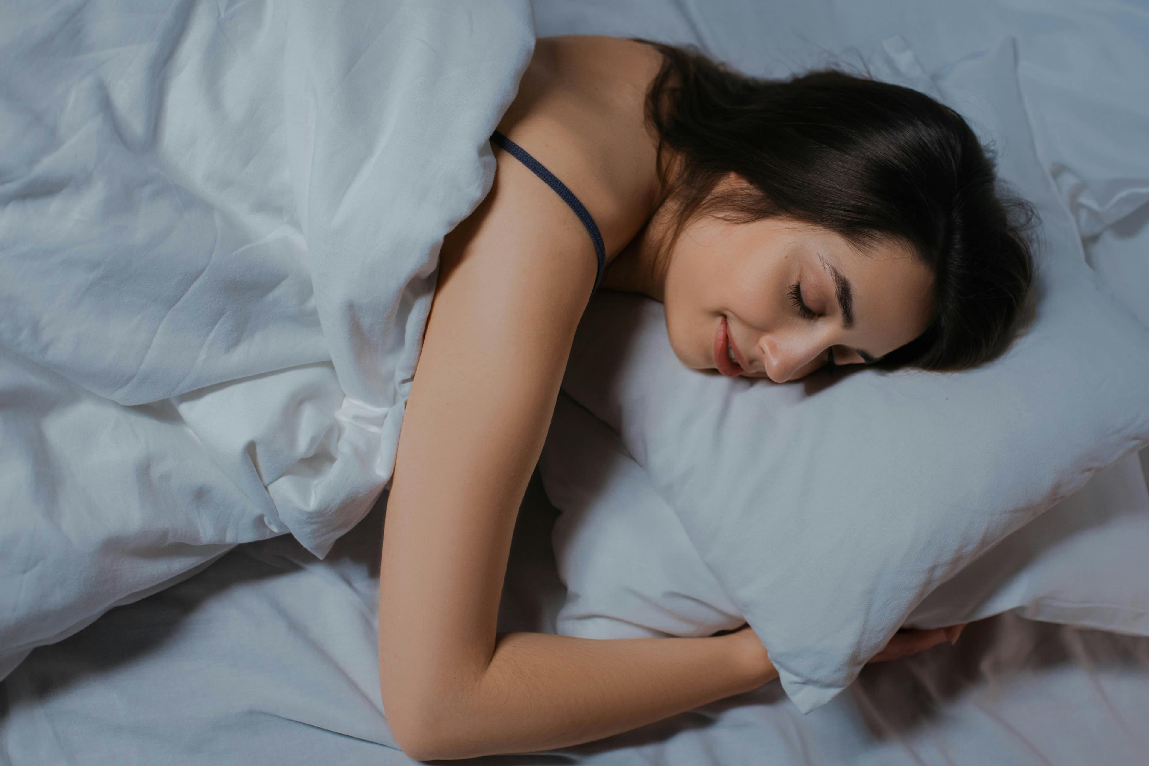 Cum să dormi mai bine noaptea: 10 obiceiuri validate de specialiști