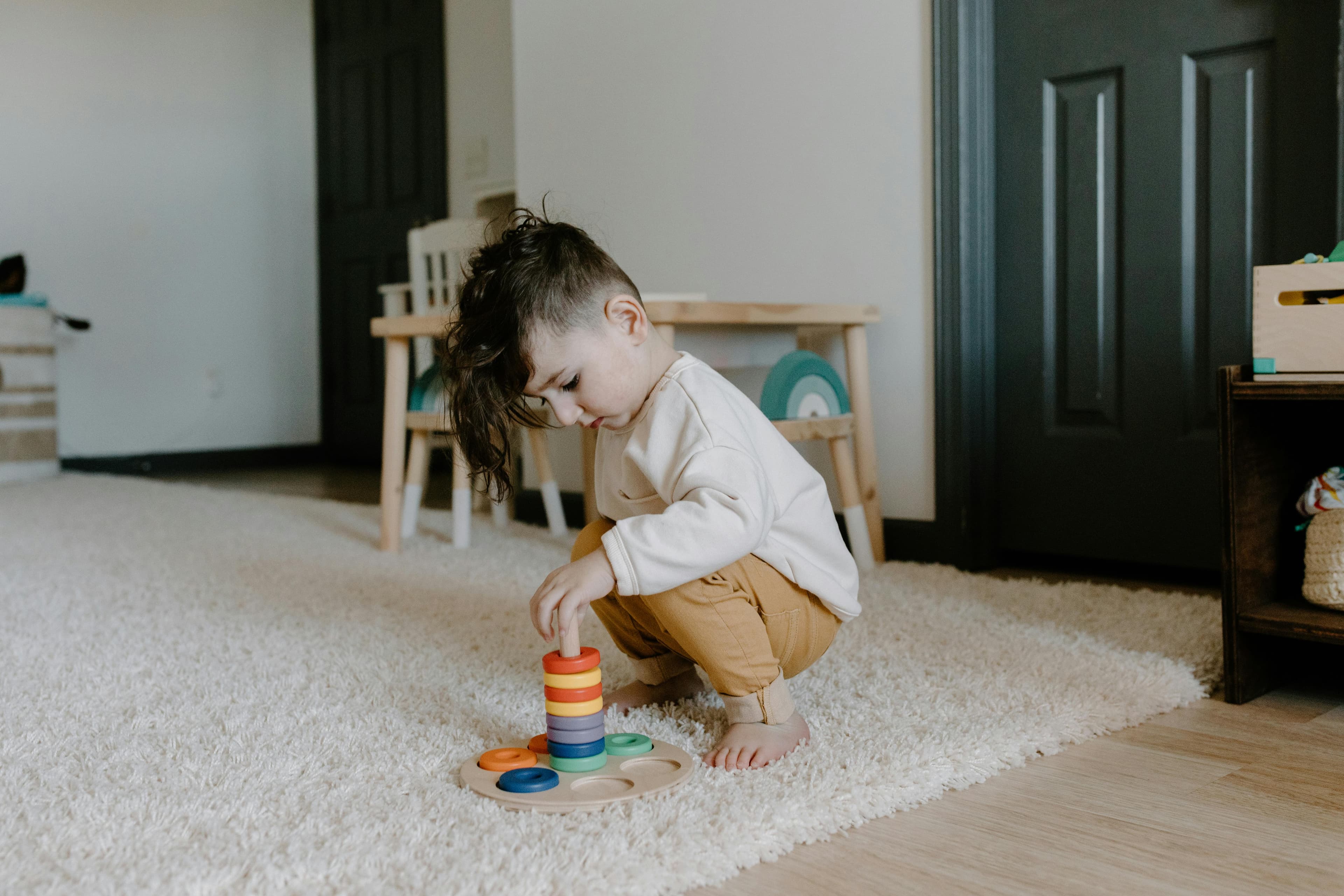 Activități Montessori pe care le poți face acasă cu copiii de 2-5 ani