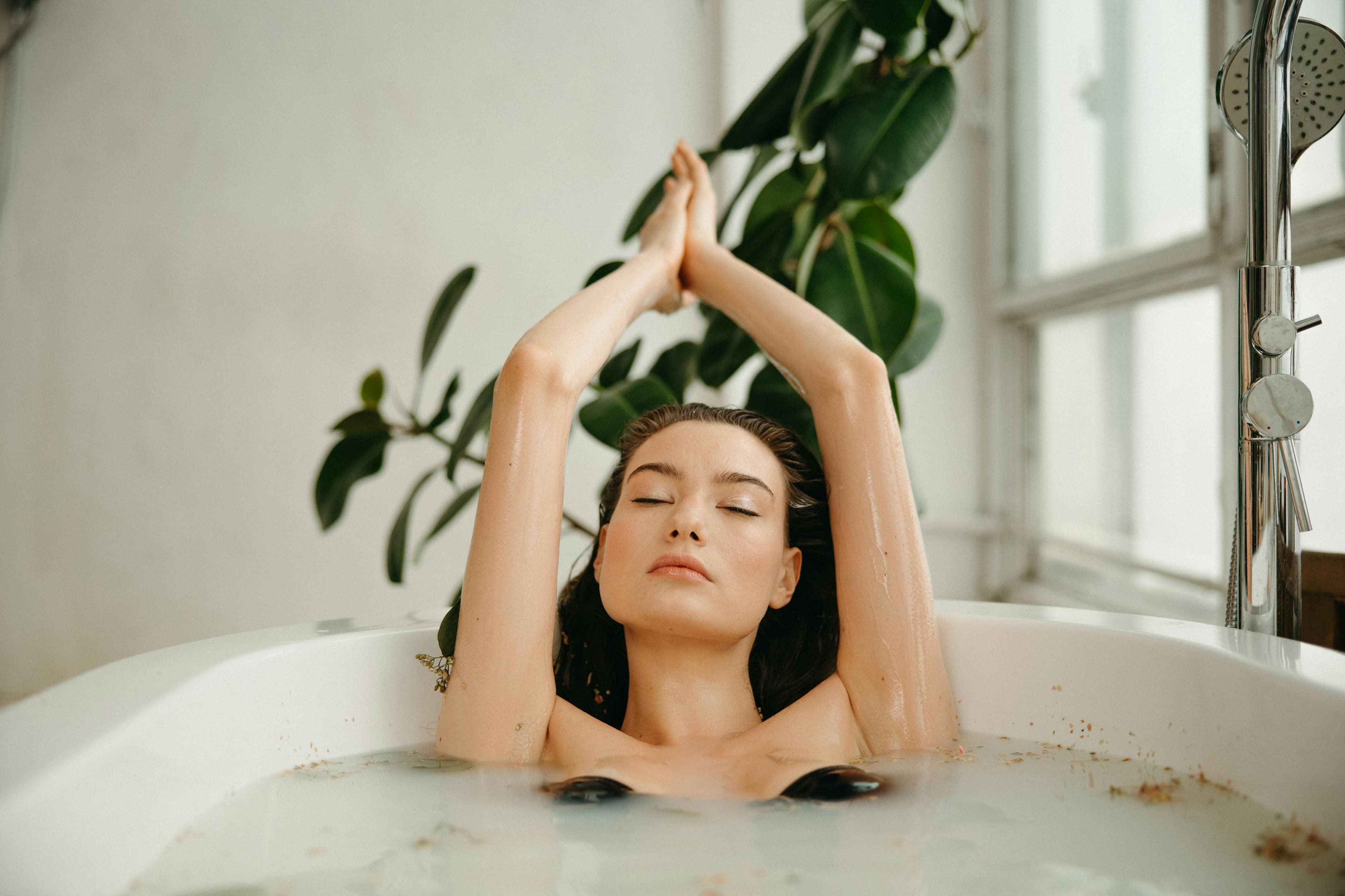 Cum să faci o baie relaxantă cu ritualuri de beauty: ghid complet de sezon