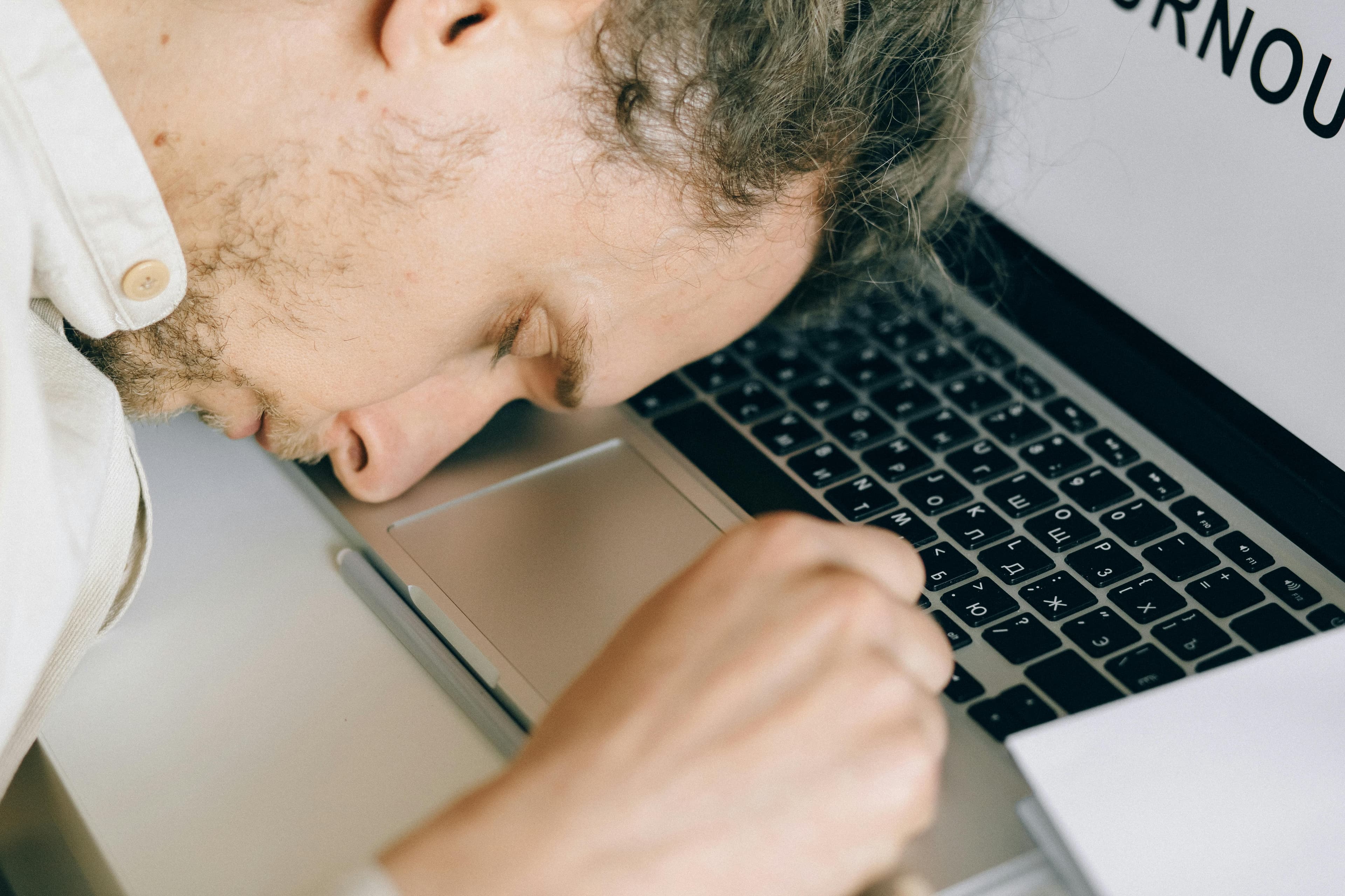 Cum să îți sprijini partenerul care trece printr-un burnout profesional