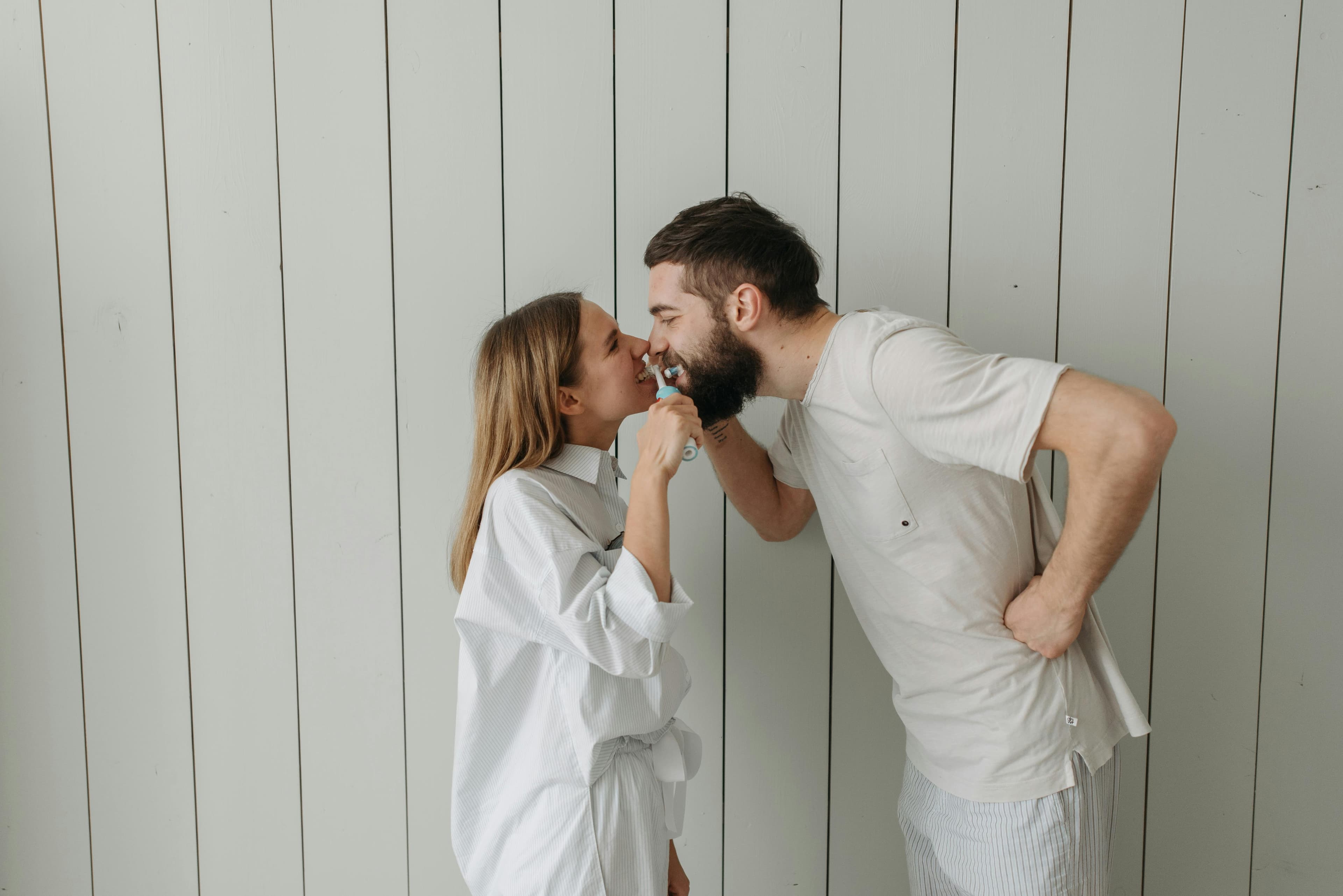 Love bombing: ce este, cum îl recunoști și de ce e periculos