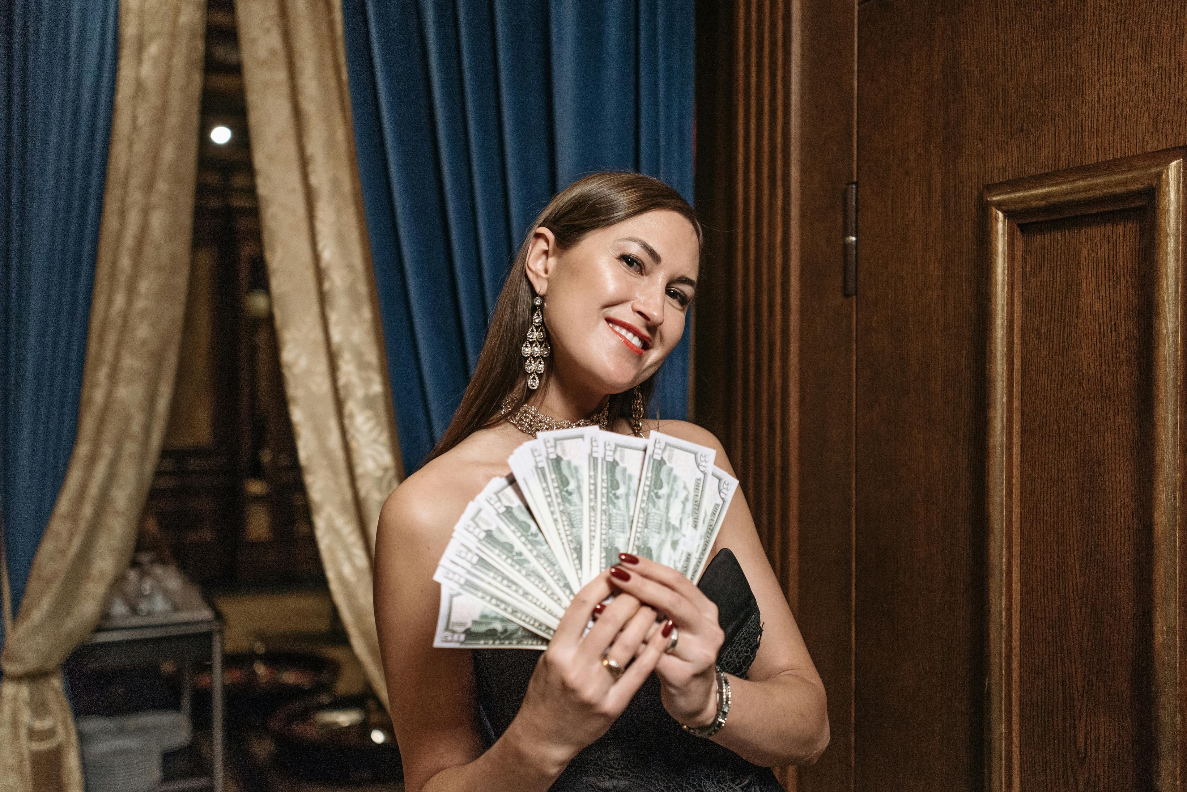 Trei zodii, favorizate financiar de Luna în Capricorn pe 2 iunie