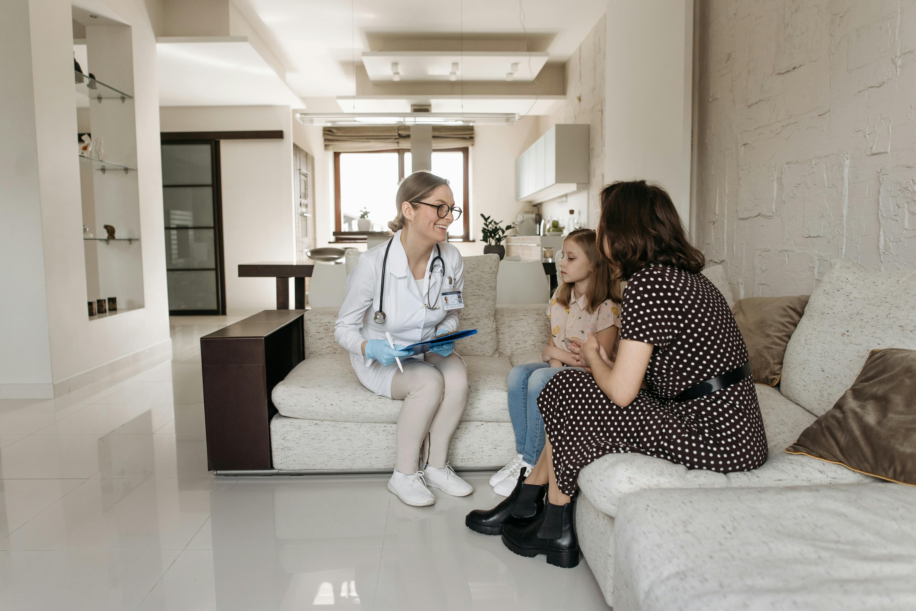 Cum să îți pregătești copilul pentru vizita la doctor fără frică și plâns