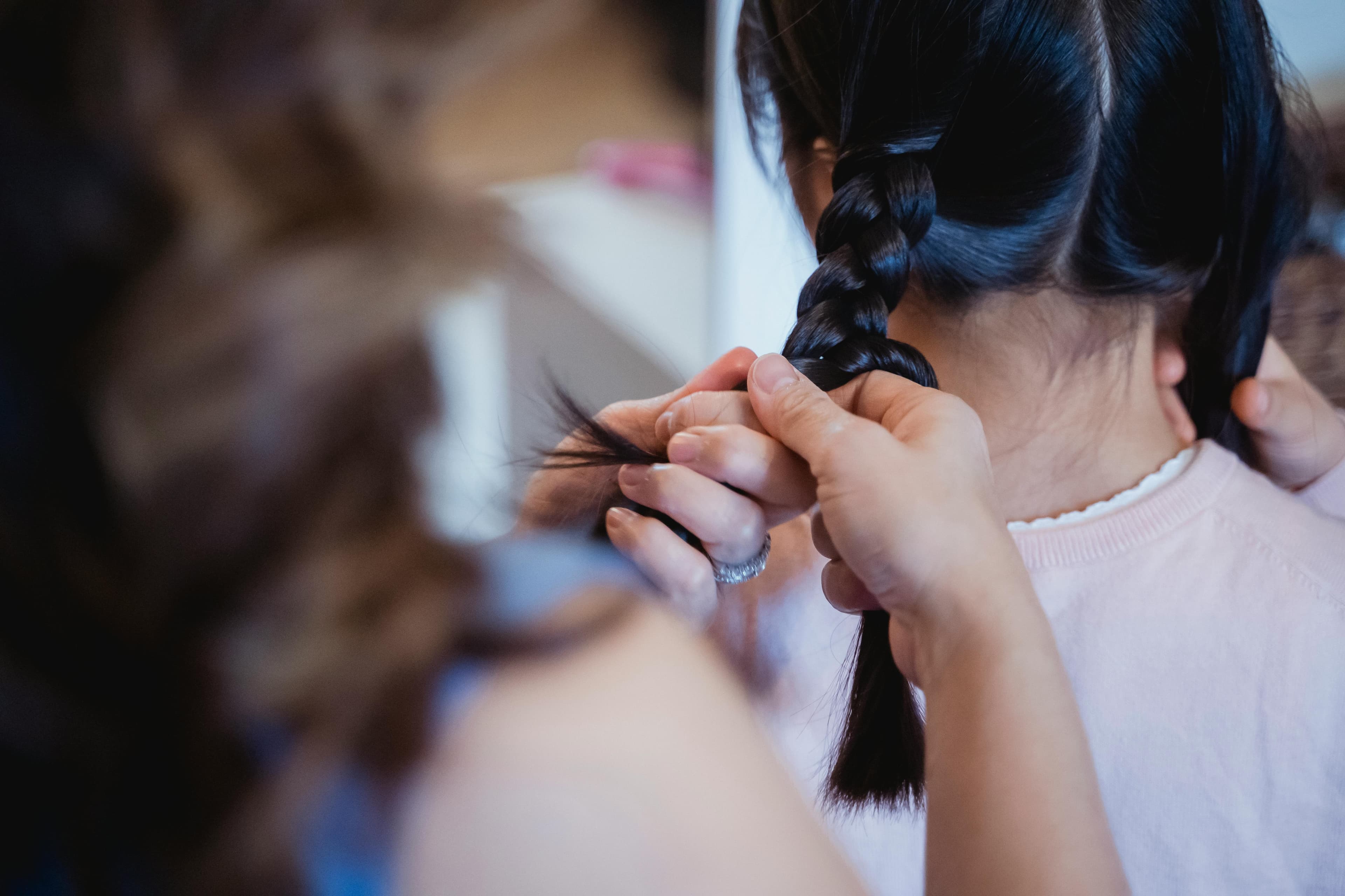 Cum să îți faci o coafură elegantă acasă în 10 minute: tutoriale pentru păr mediu