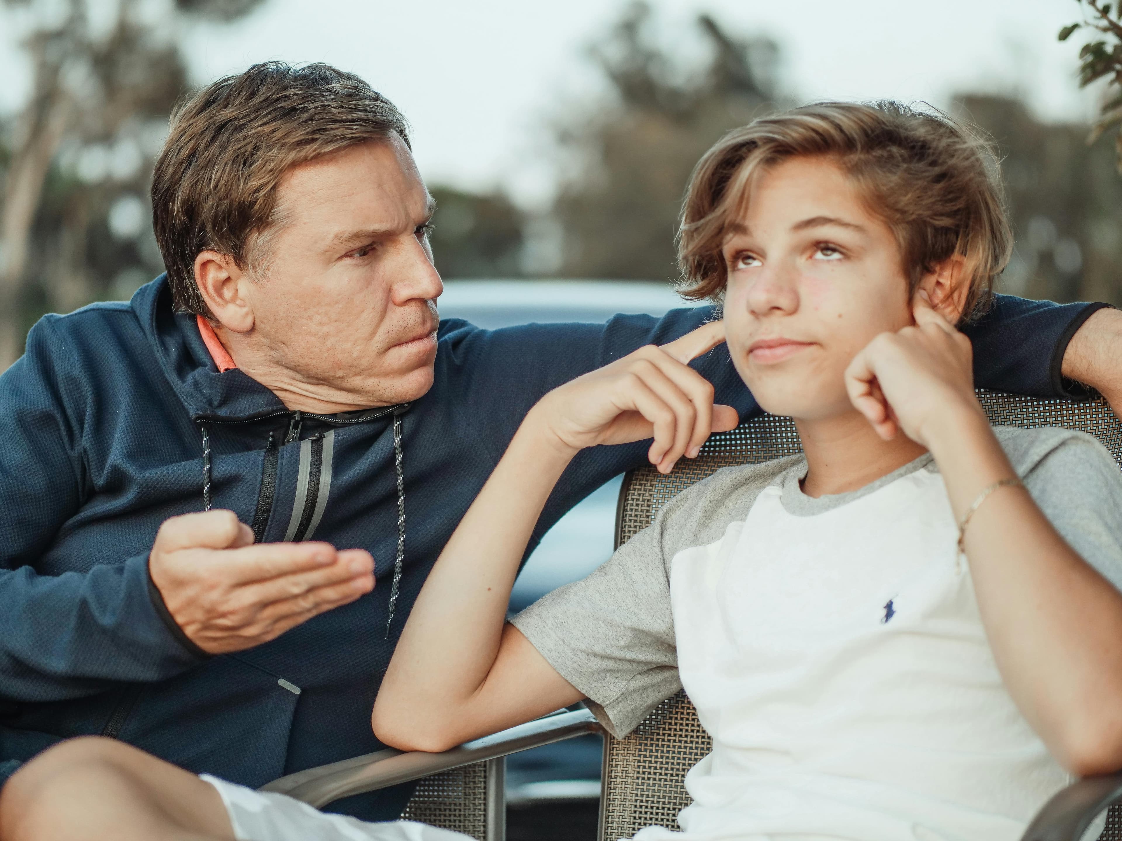 Cum să construiești o relație de prietenie cu copilul tău adolescent