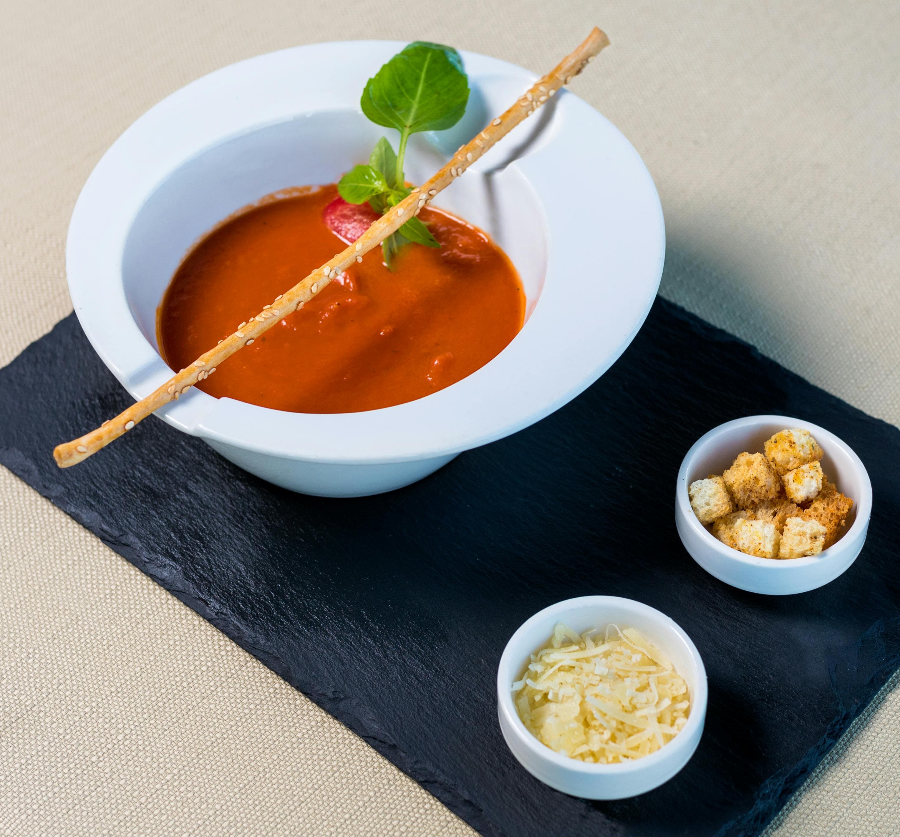 Gaspacho rece de roșii: supa perfectă pentru zilele călduroase din mai