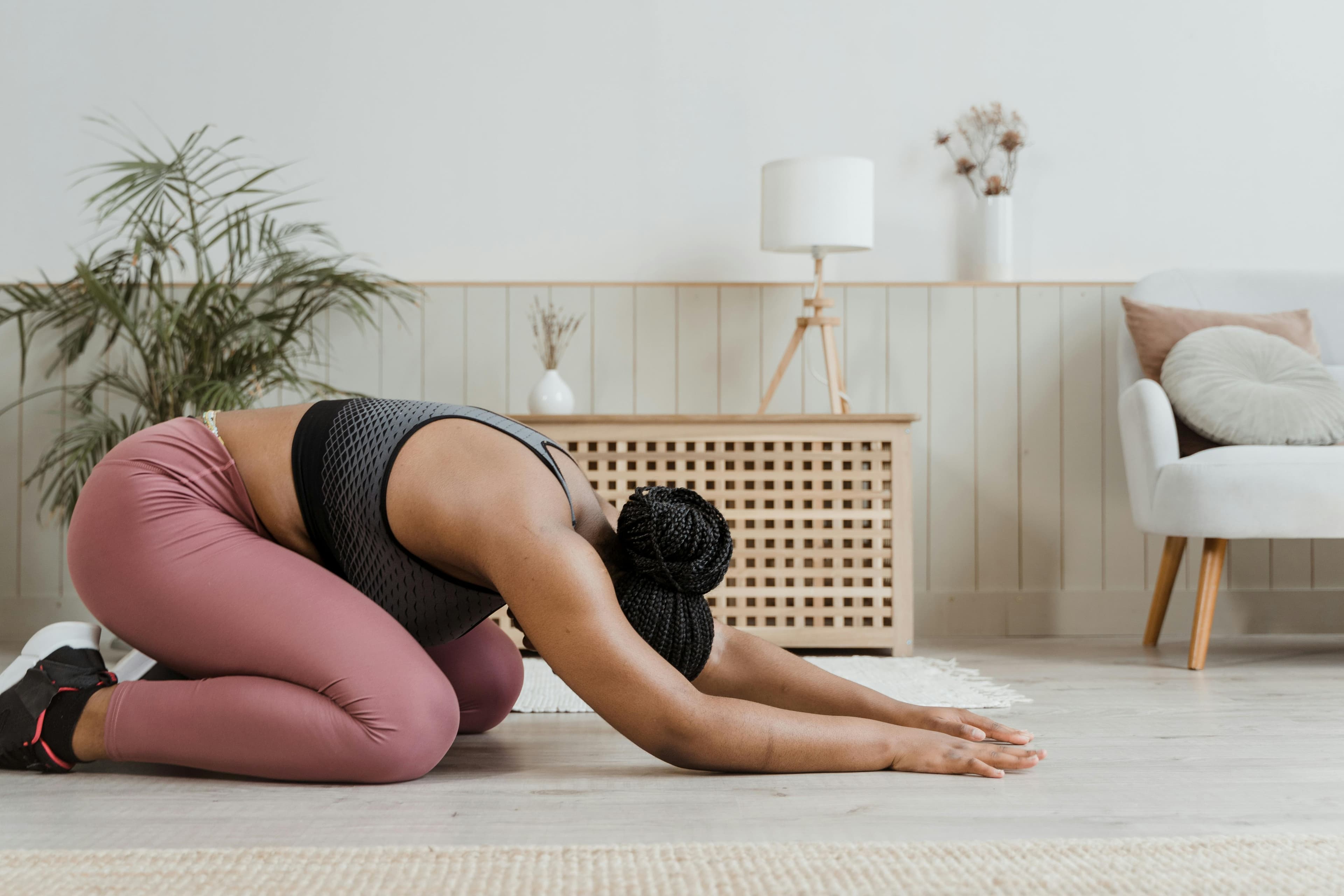 Cum să faci o rutină de stretching matinal care să îți schimbe ziua