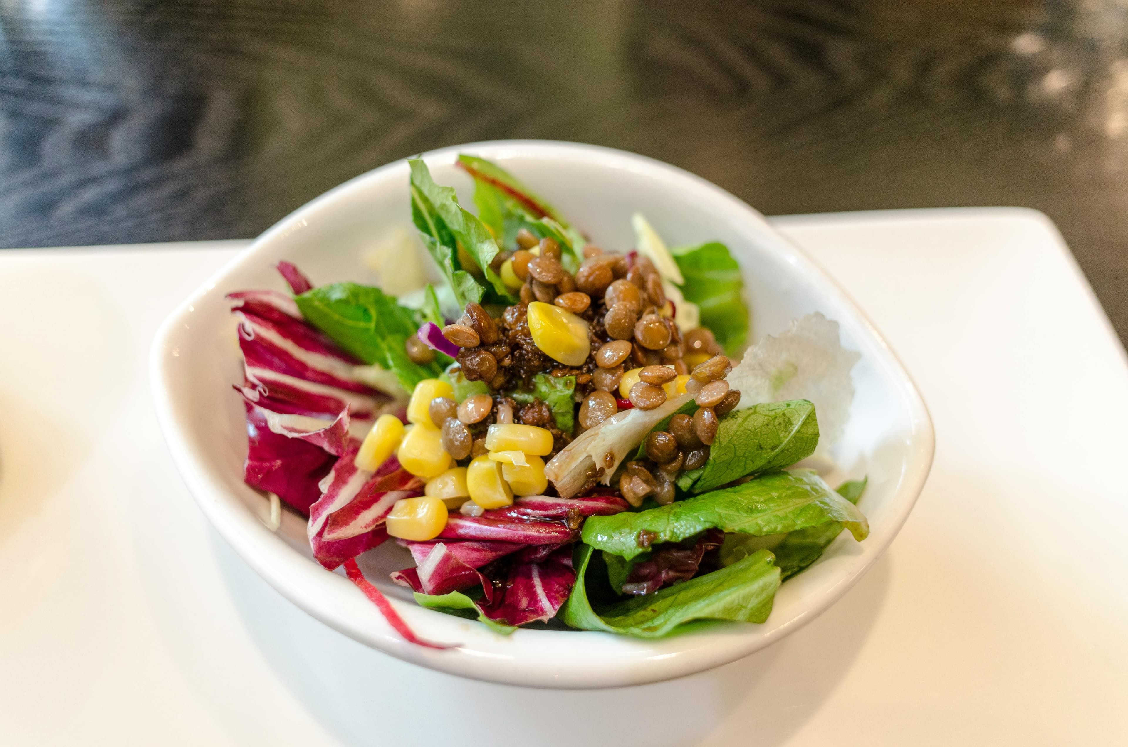 Salată de linte cu legume de primăvară: proteică, sățioasă și ieftină