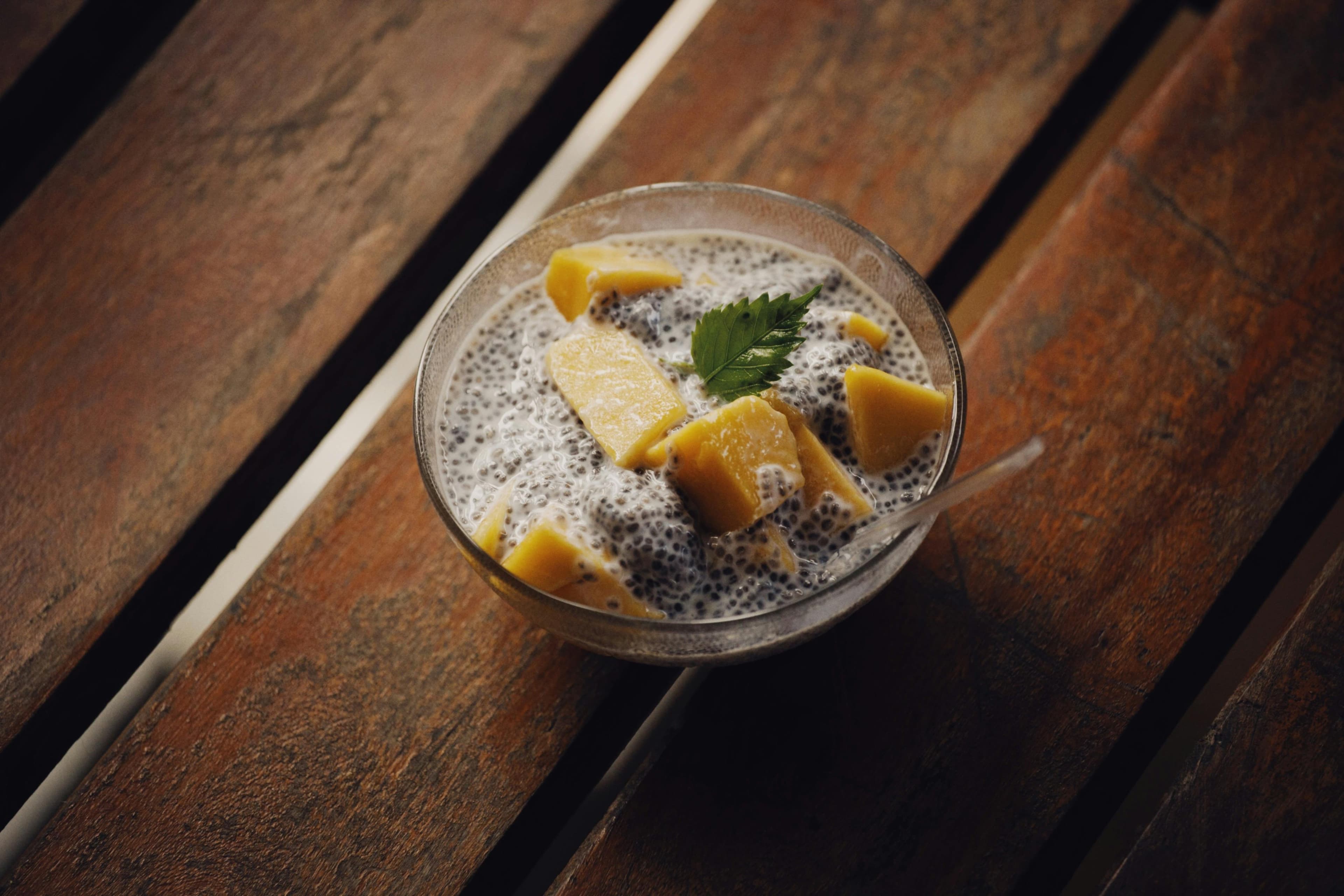 Budincă de chia cu lapte de cocos și mango: mic dejun sănătos de sezon