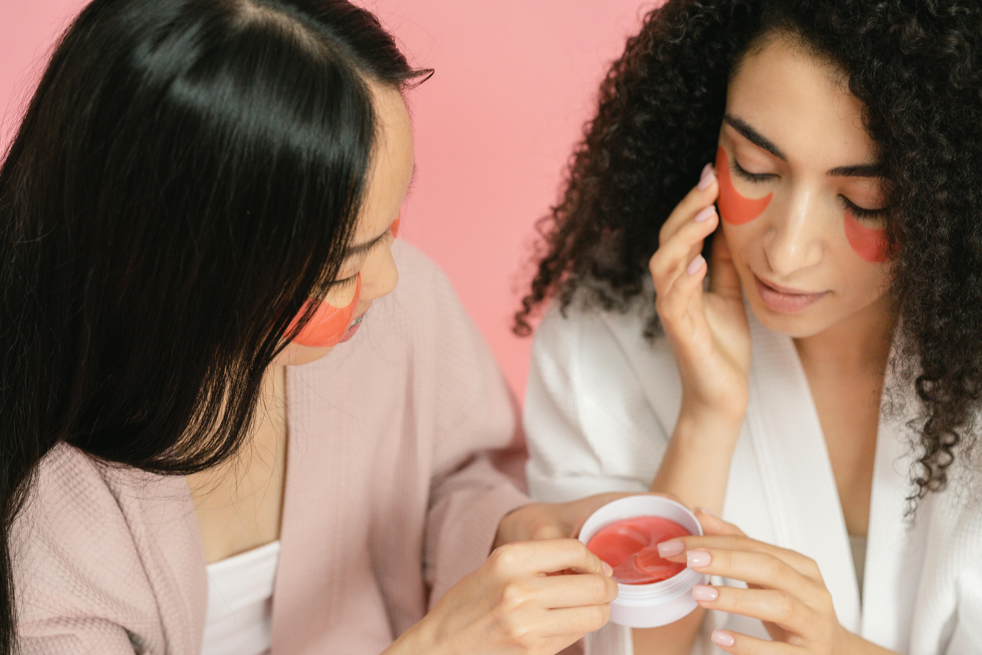 Cum îngrijești pielea în jurul ochilor: produse și tehnici validate de dermatologi