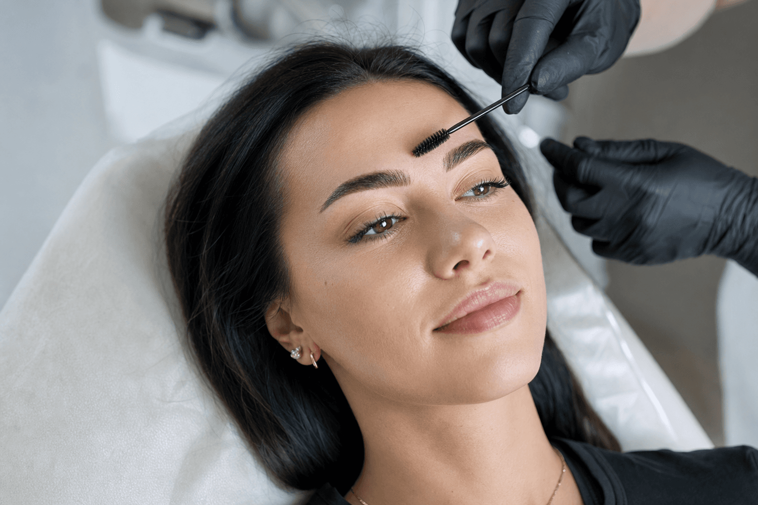 Micropigmentare sprâncene într-un salon luminos, cu un look natural și îngrijit
